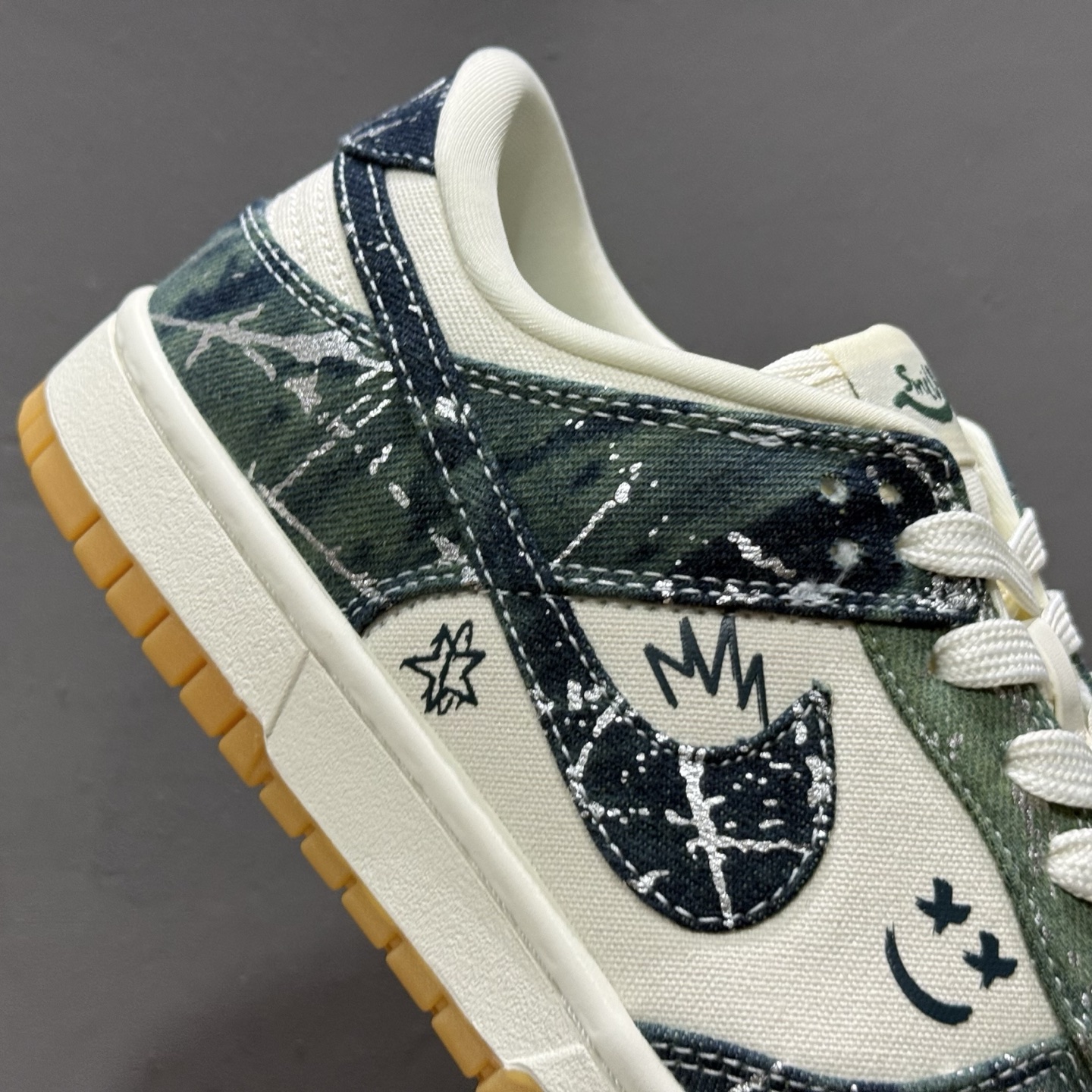 Nike Dunk Low 军绿织布 此款主张打破传统的工业化流水线设计限制 SC0601-464