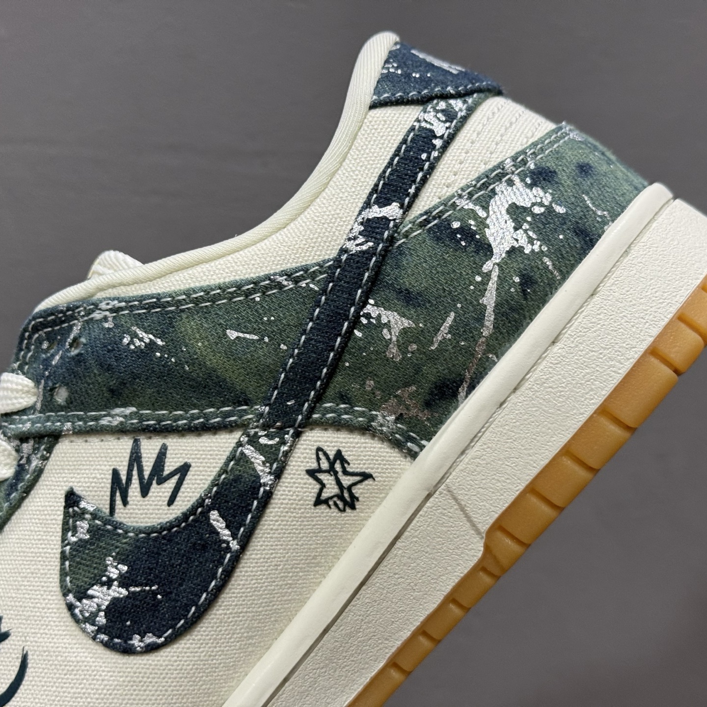 Nike Dunk Low 军绿织布 此款主张打破传统的工业化流水线设计限制 SC0601-464