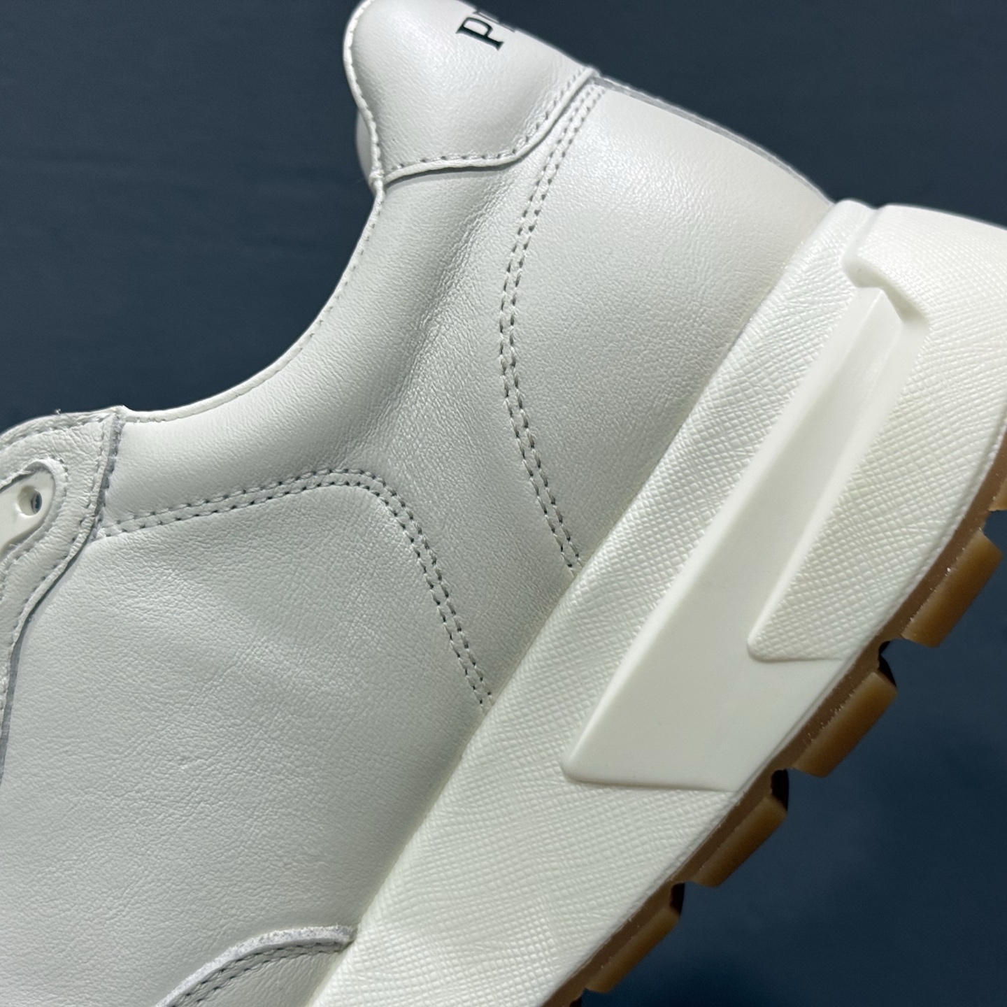 新货PRADA普拉达 厚底徽标系带运动休闲男鞋系列