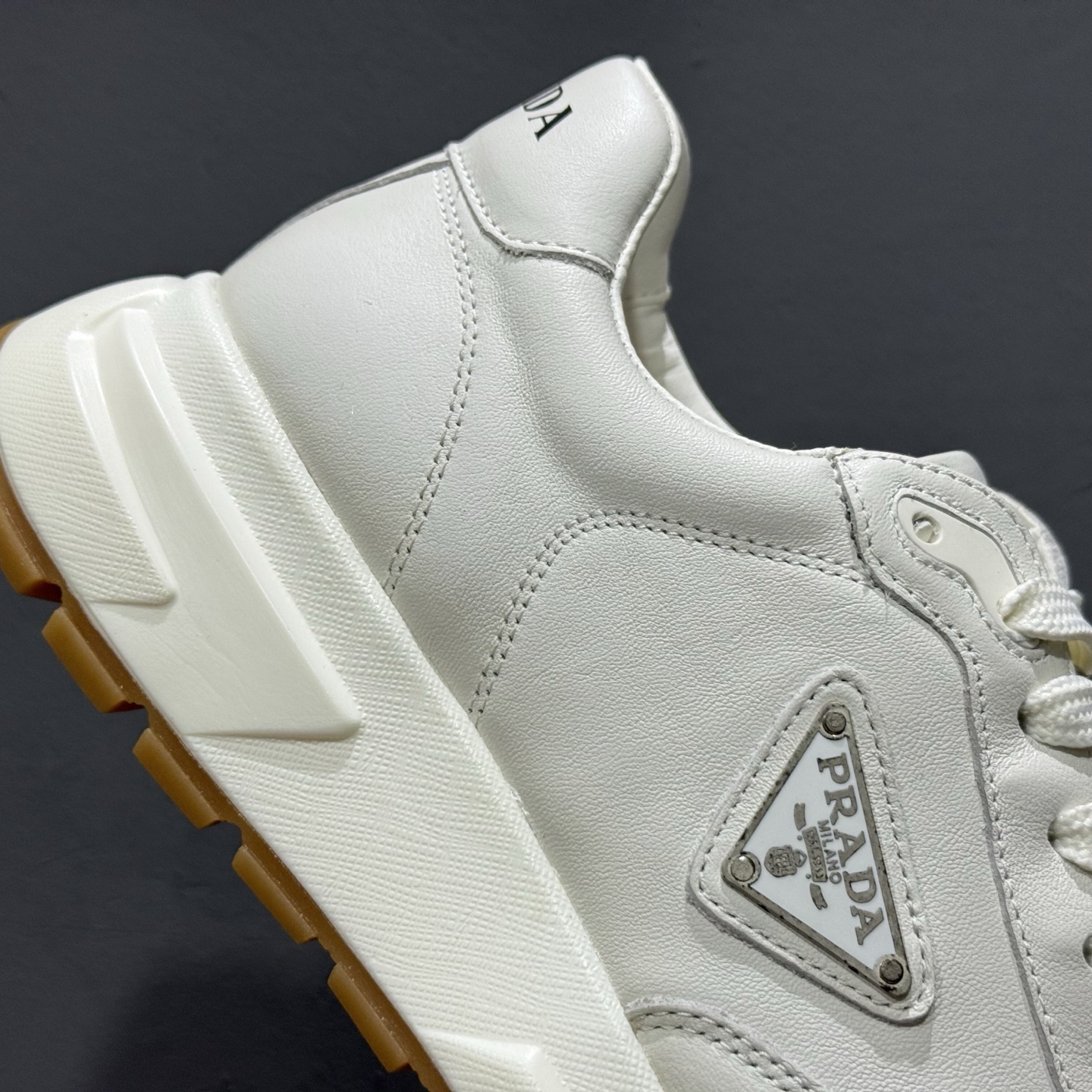 新货PRADA普拉达 厚底徽标系带运动休闲男鞋系列