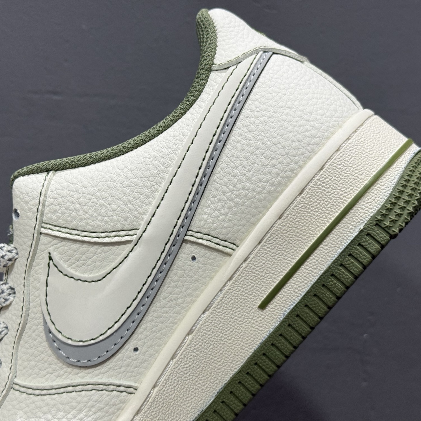 Burberry x NIke Air Force 1 米军绿电绣 JP8028-003