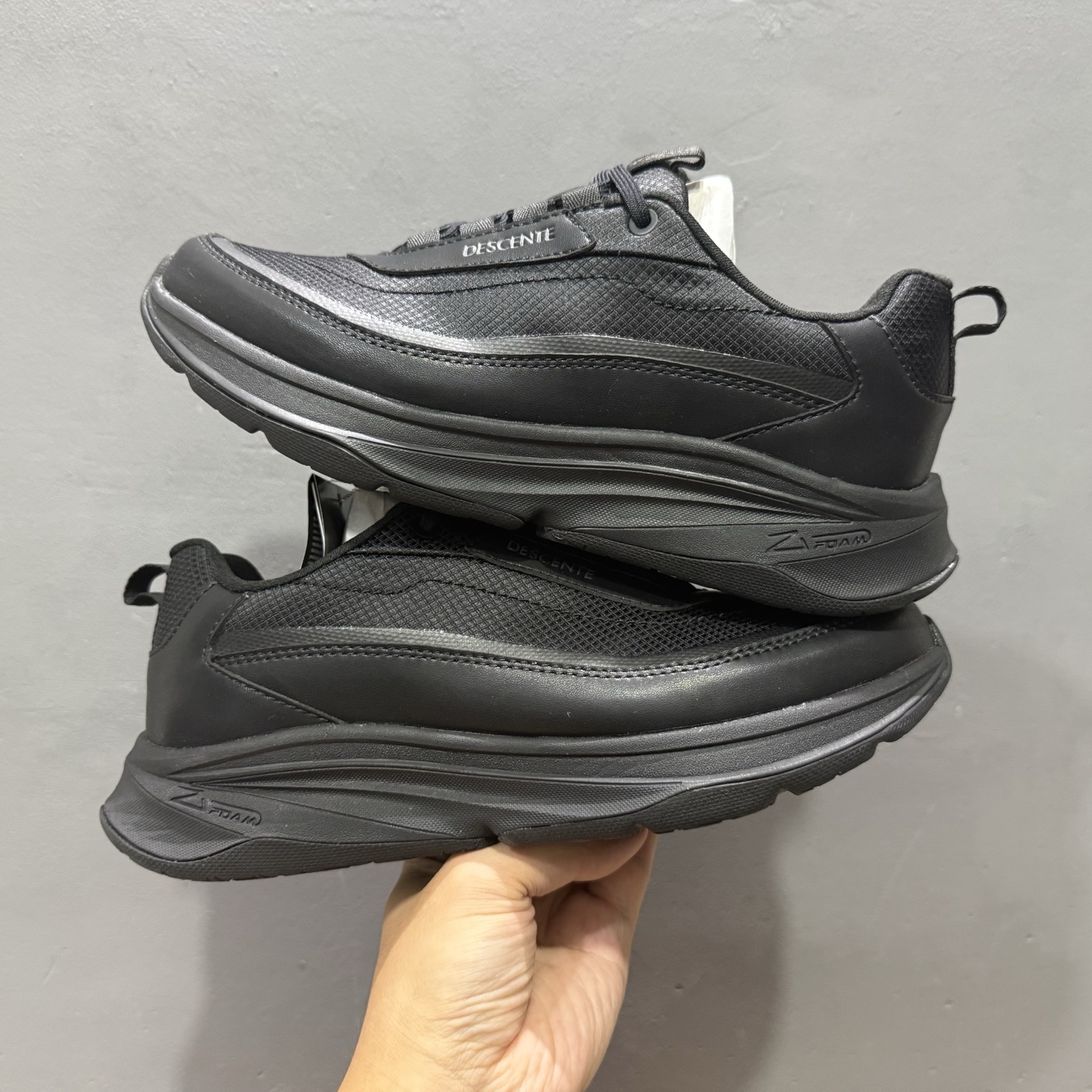 L/DESCENTE迪桑特轻盈缓震透气鞋面时尚休闲运动男子越野跑鞋