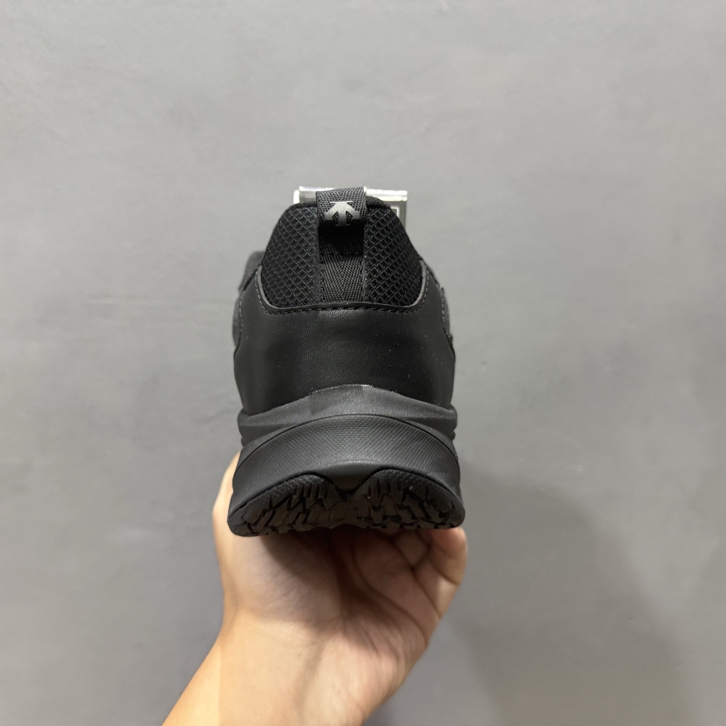 L/DESCENTE迪桑特轻盈缓震透气鞋面时尚休闲运动男子越野跑鞋