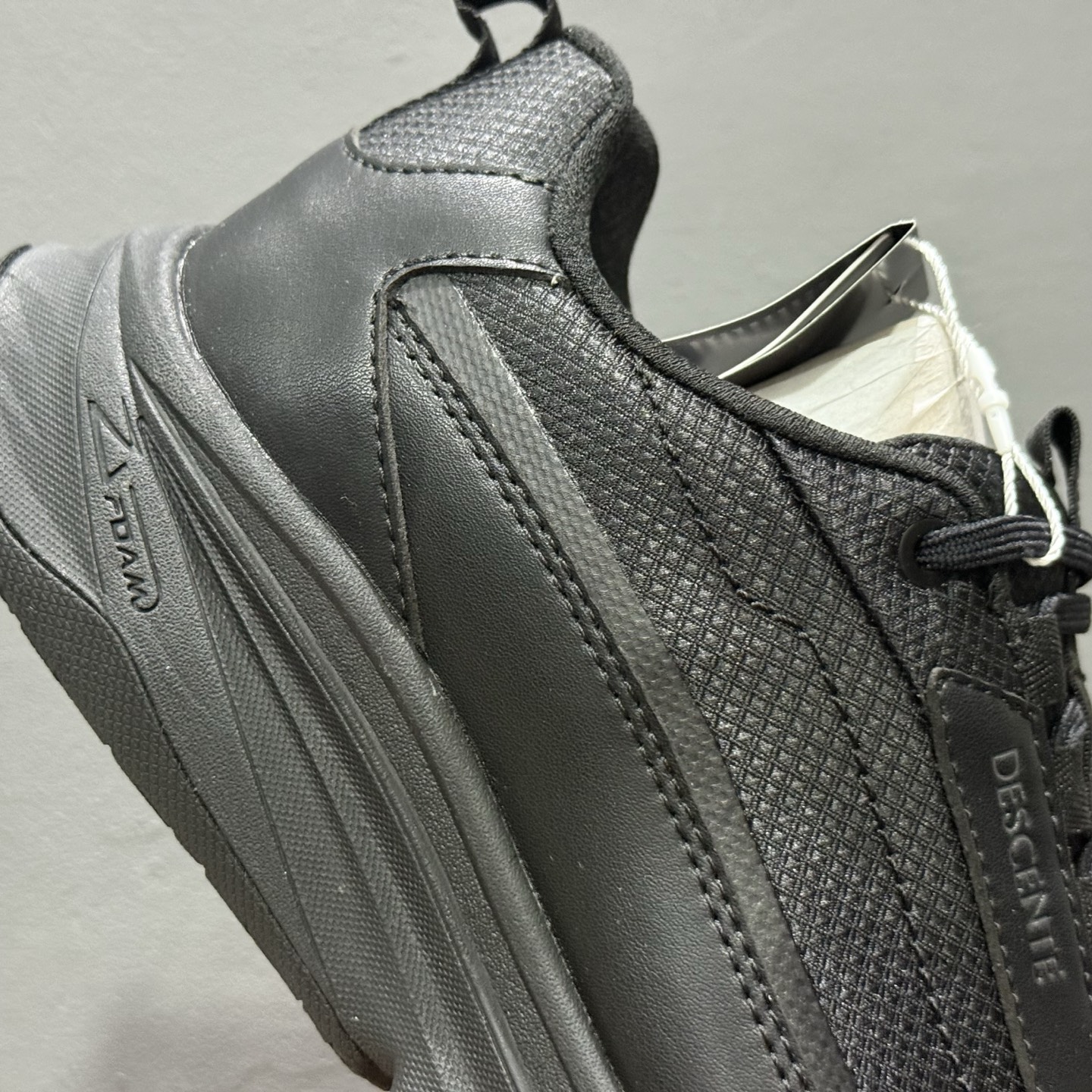 L/DESCENTE迪桑特轻盈缓震透气鞋面时尚休闲运动男子越野跑鞋