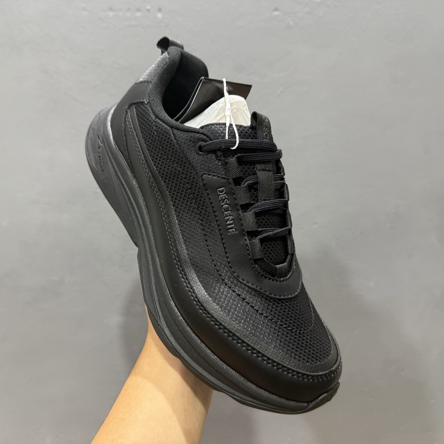 L/DESCENTE迪桑特轻盈缓震透气鞋面时尚休闲运动男子越野跑鞋