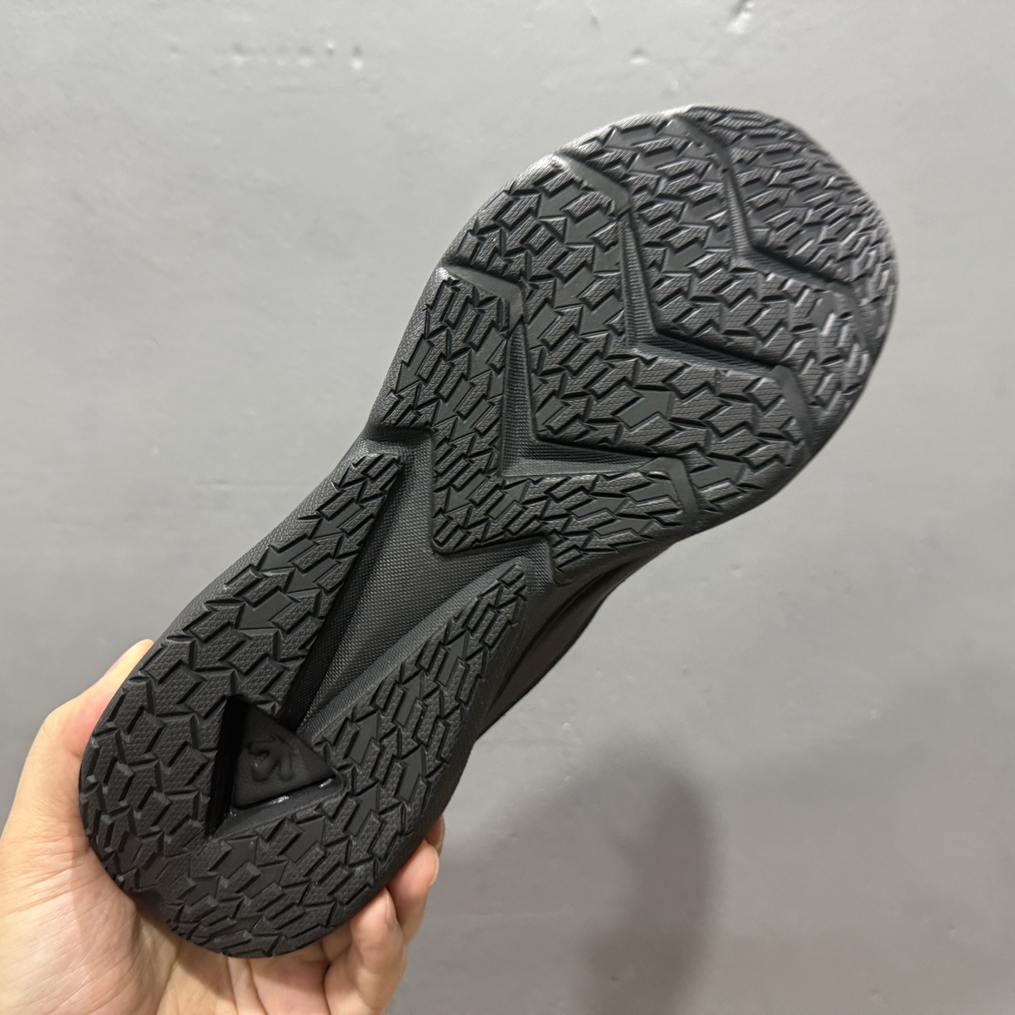 L/DESCENTE迪桑特轻盈缓震透气鞋面时尚休闲运动男子越野跑鞋