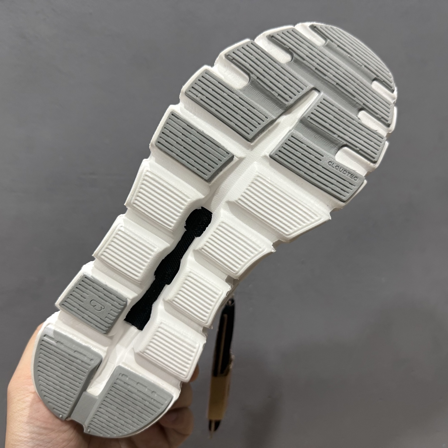 Loewe x ON 罗意威联名昂跑 Cloudtilt 系列 行走或者休闲旅游 跑步10111