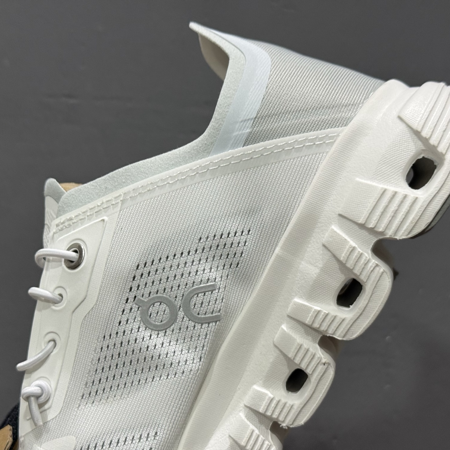 Loewe x ON 罗意威联名昂跑 Cloudtilt 系列 行走或者休闲旅游 跑步10111