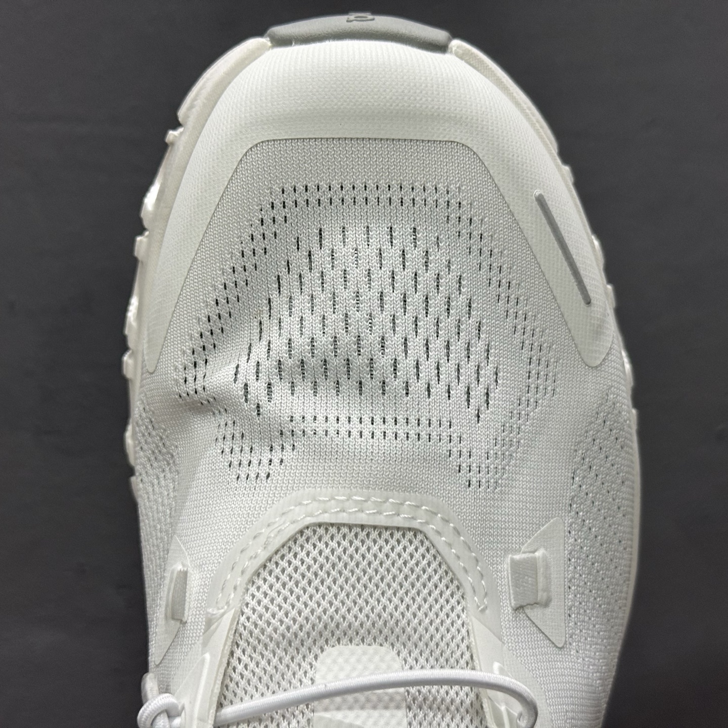 Loewe x ON 罗意威联名昂跑 Cloudtilt 系列 行走或者休闲旅游 跑步10111