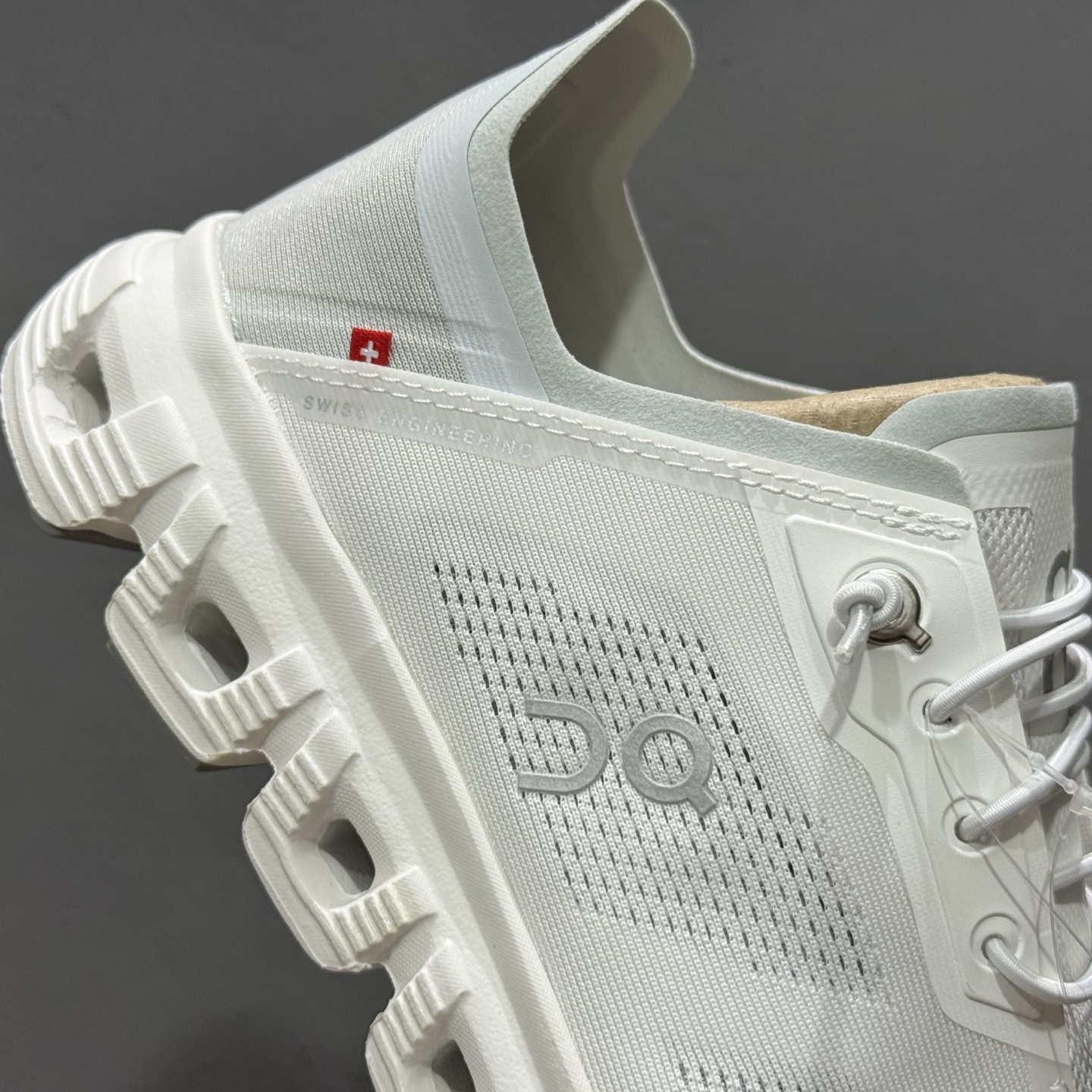 Loewe x ON 罗意威联名昂跑 Cloudtilt 系列 行走或者休闲旅游 跑步10111