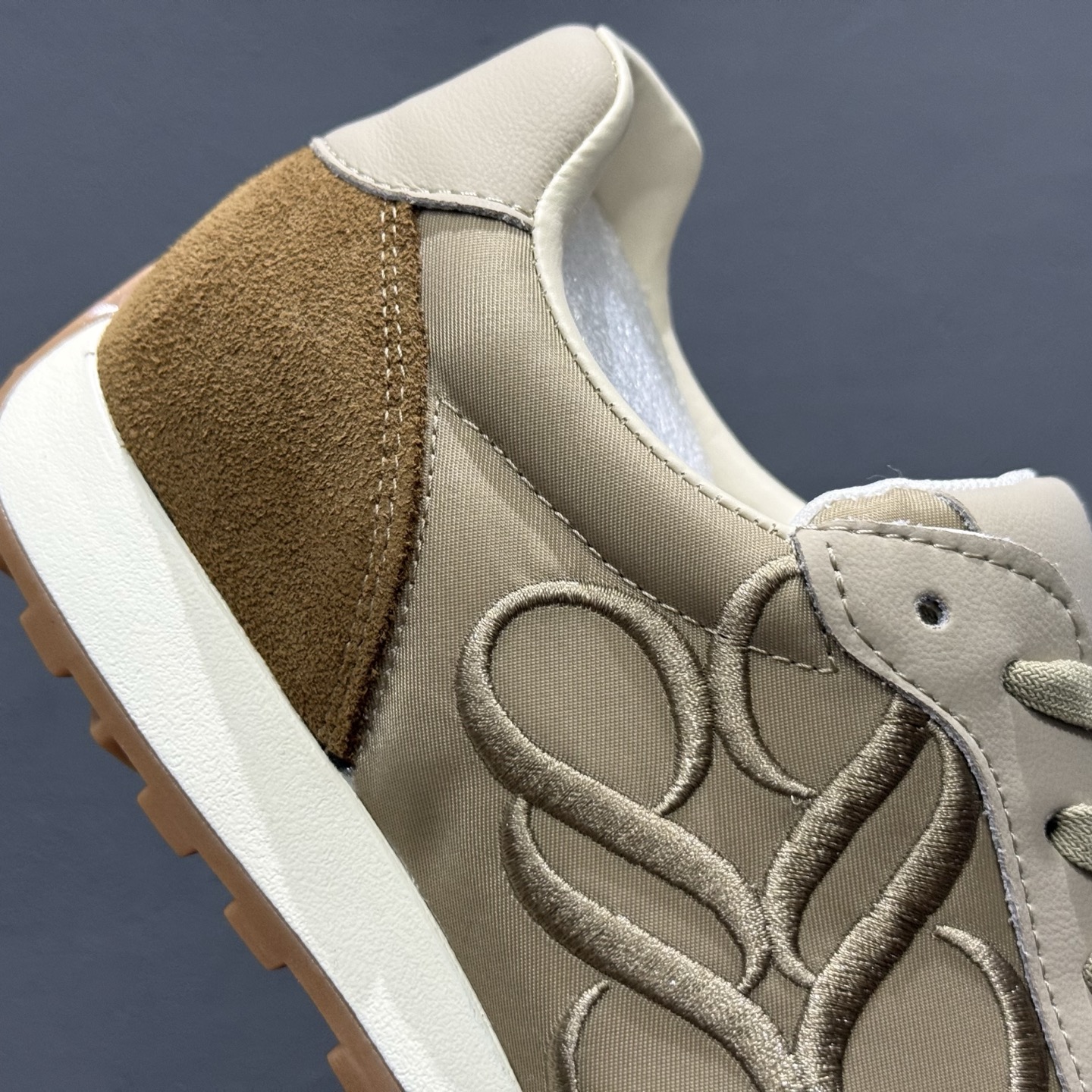 220 新货董洁代言 众多明星同款 新晋品牌 #潮流爆款 真美诗joypeace 小彩蛋 city walk选手 时尚单品 精美花纹刺绣 防滑棋盘厚底 德训鞋