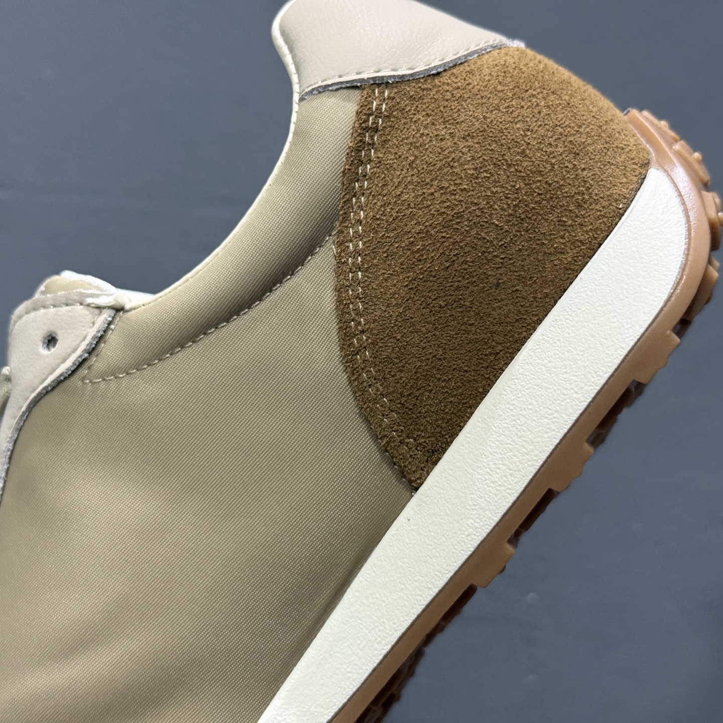 220 新货董洁代言 众多明星同款 新晋品牌 #潮流爆款 真美诗joypeace 小彩蛋 city walk选手 时尚单品 精美花纹刺绣 防滑棋盘厚底 德训鞋