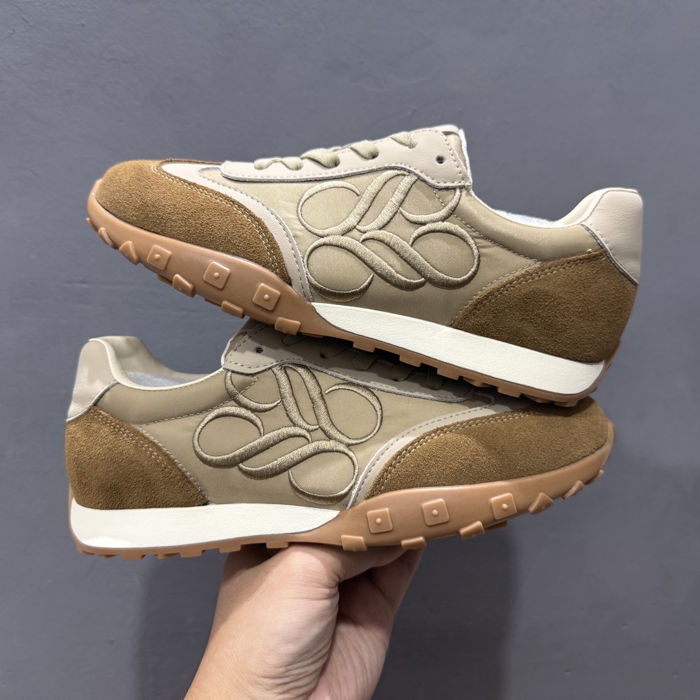 220 新货董洁代言 众多明星同款 新晋品牌 #潮流爆款 真美诗joypeace 小彩蛋 city walk选手 时尚单品 精美花纹刺绣 防滑棋盘厚底 德训鞋