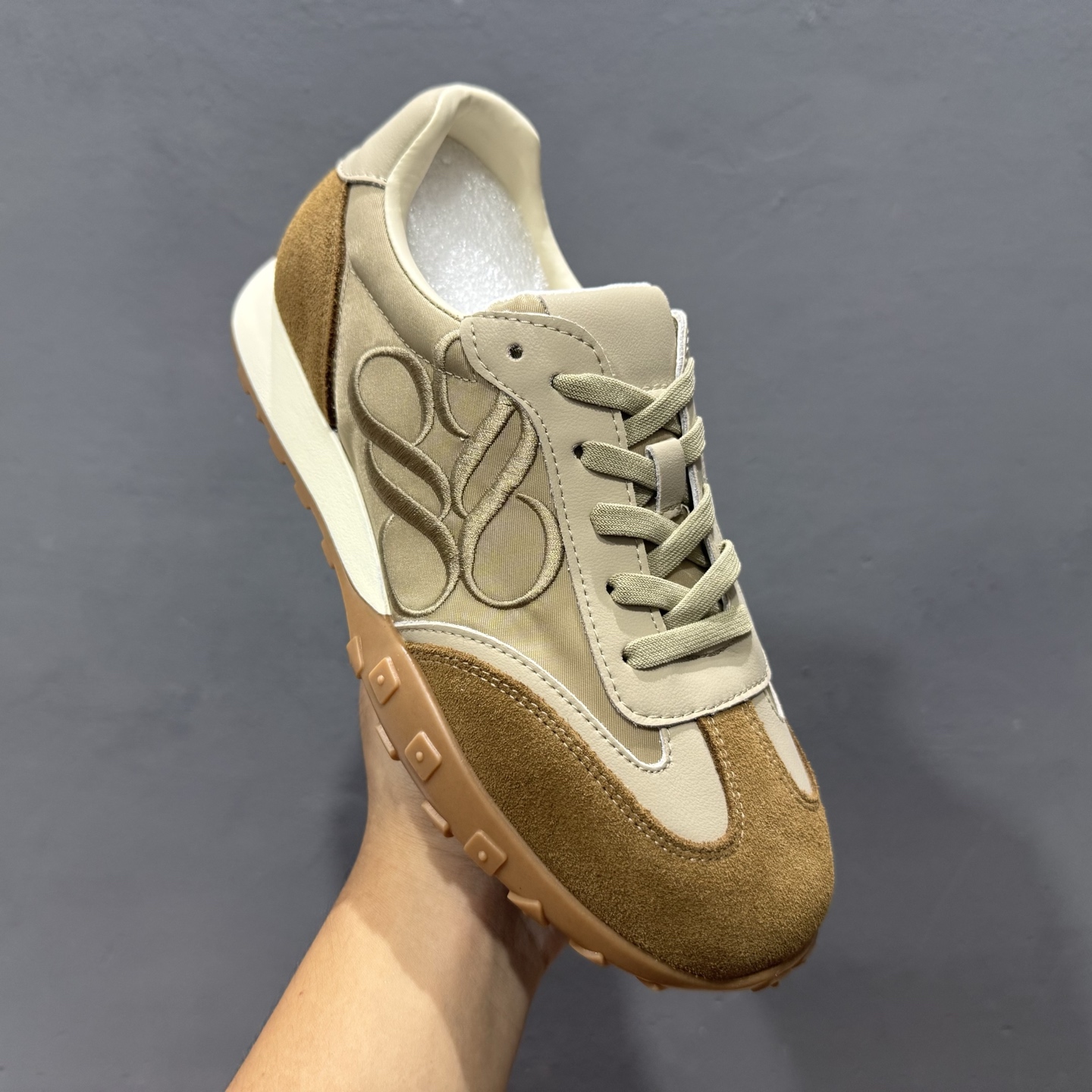 220 新货董洁代言 众多明星同款 新晋品牌 #潮流爆款 真美诗joypeace 小彩蛋 city walk选手 时尚单品 精美花纹刺绣 防滑棋盘厚底 德训鞋