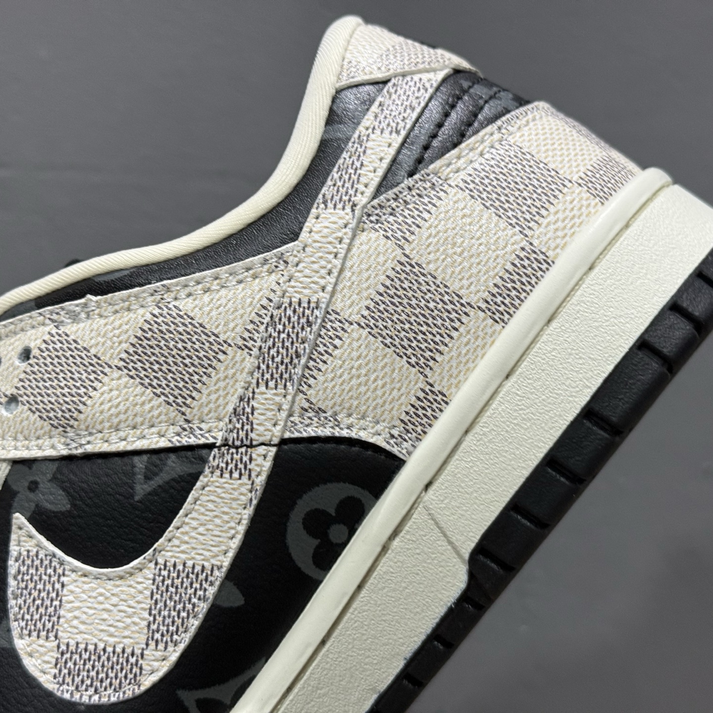 Louis Vuitton x Nike Dunk Low 格纹雾灰 SC0601-452