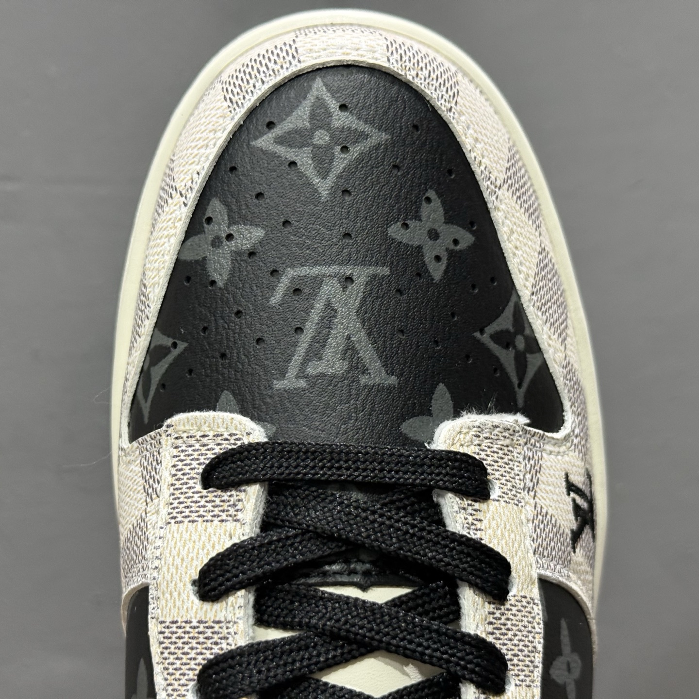 Louis Vuitton x Nike Dunk Low 格纹雾灰 SC0601-452
