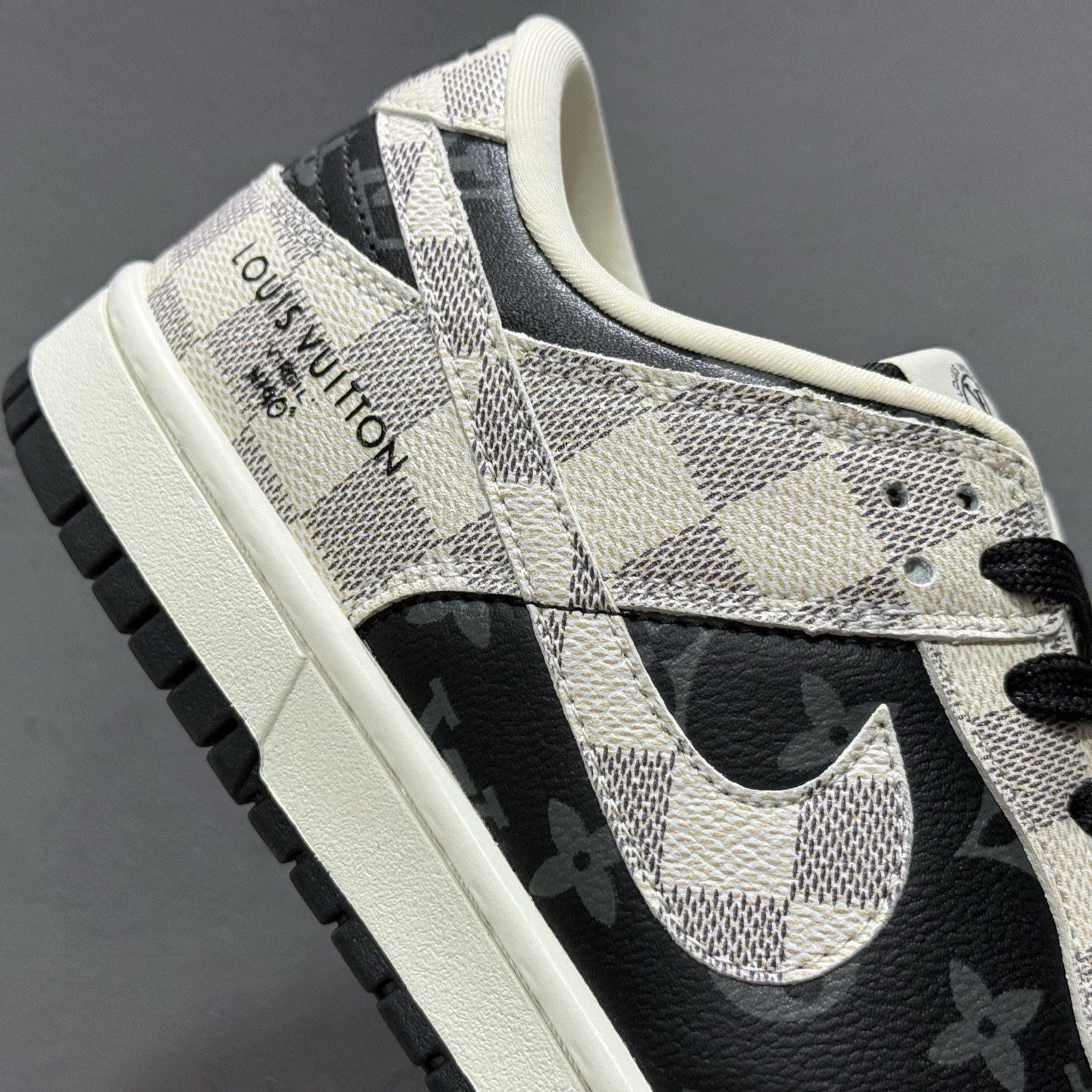 Louis Vuitton x Nike Dunk Low 格纹雾灰 SC0601-452