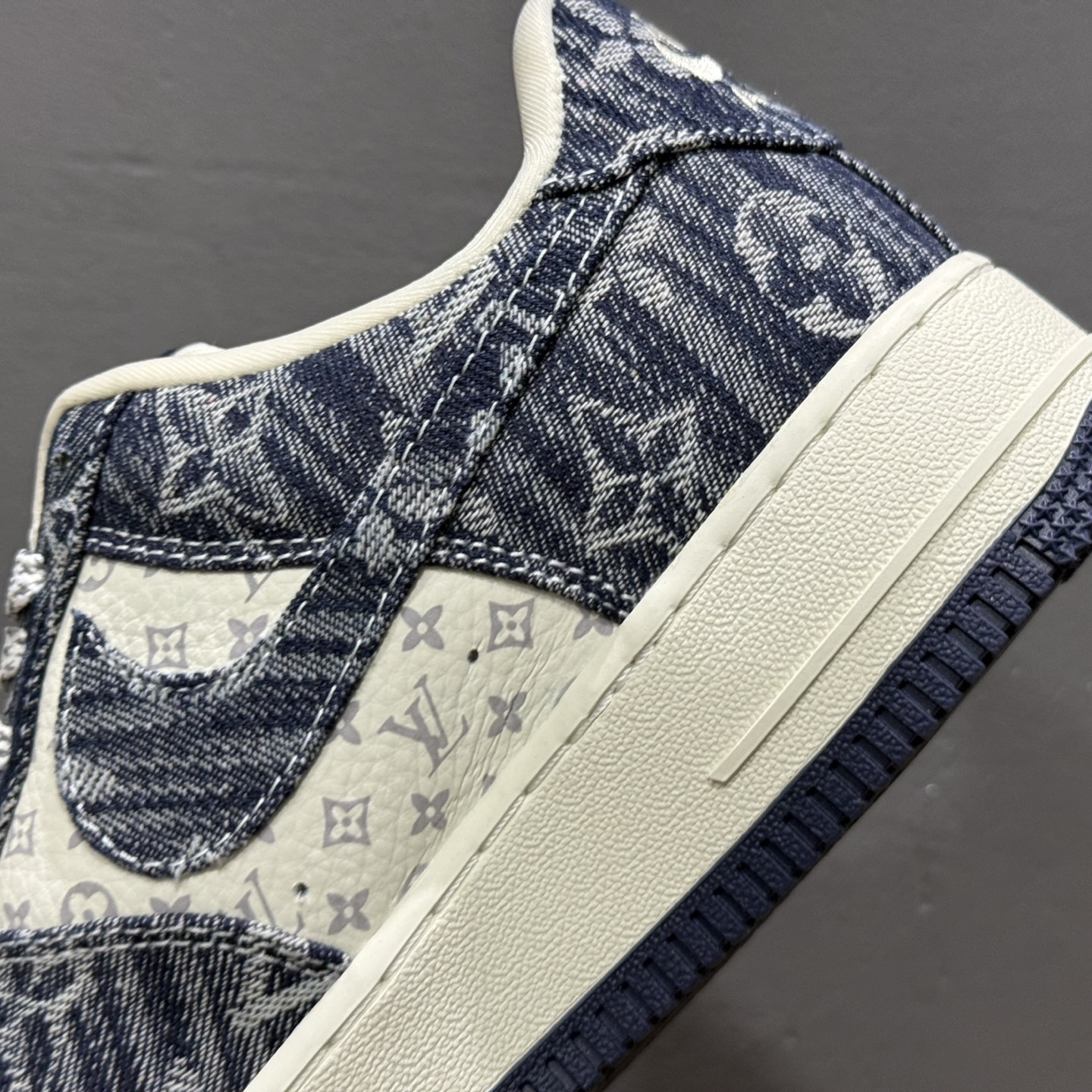 Louis Vuitton x NIke Air Force 1 白蓝 YF9511-812