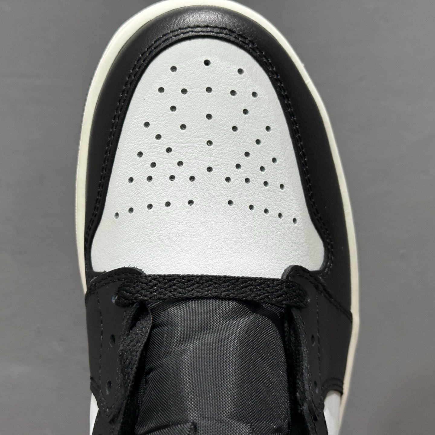 原装裸鞋级 市面最高工艺产物 Air Jordan 1 Mid黑白橙 DO8426-801