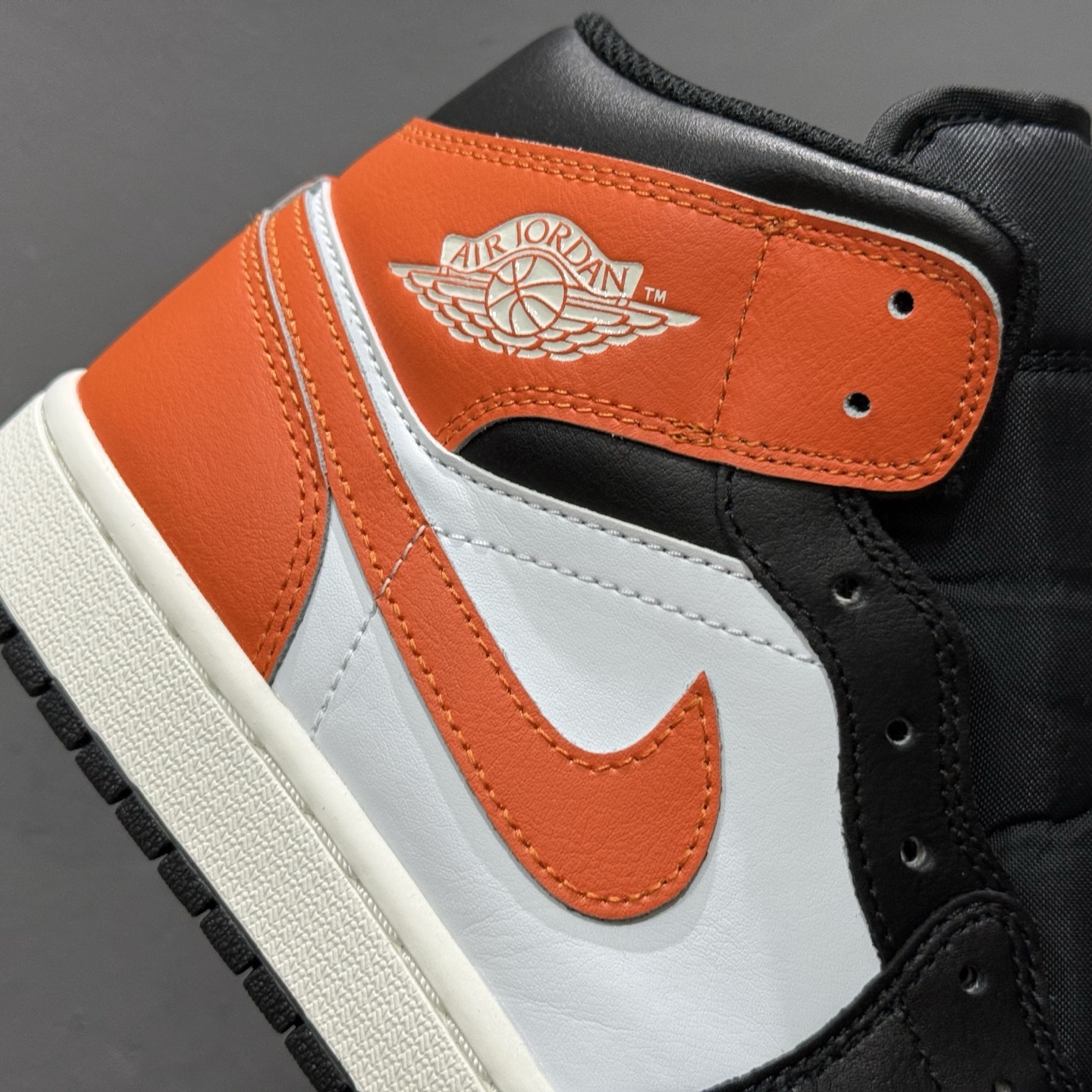 原装裸鞋级 市面最高工艺产物 Air Jordan 1 Mid黑白橙 DO8426-801