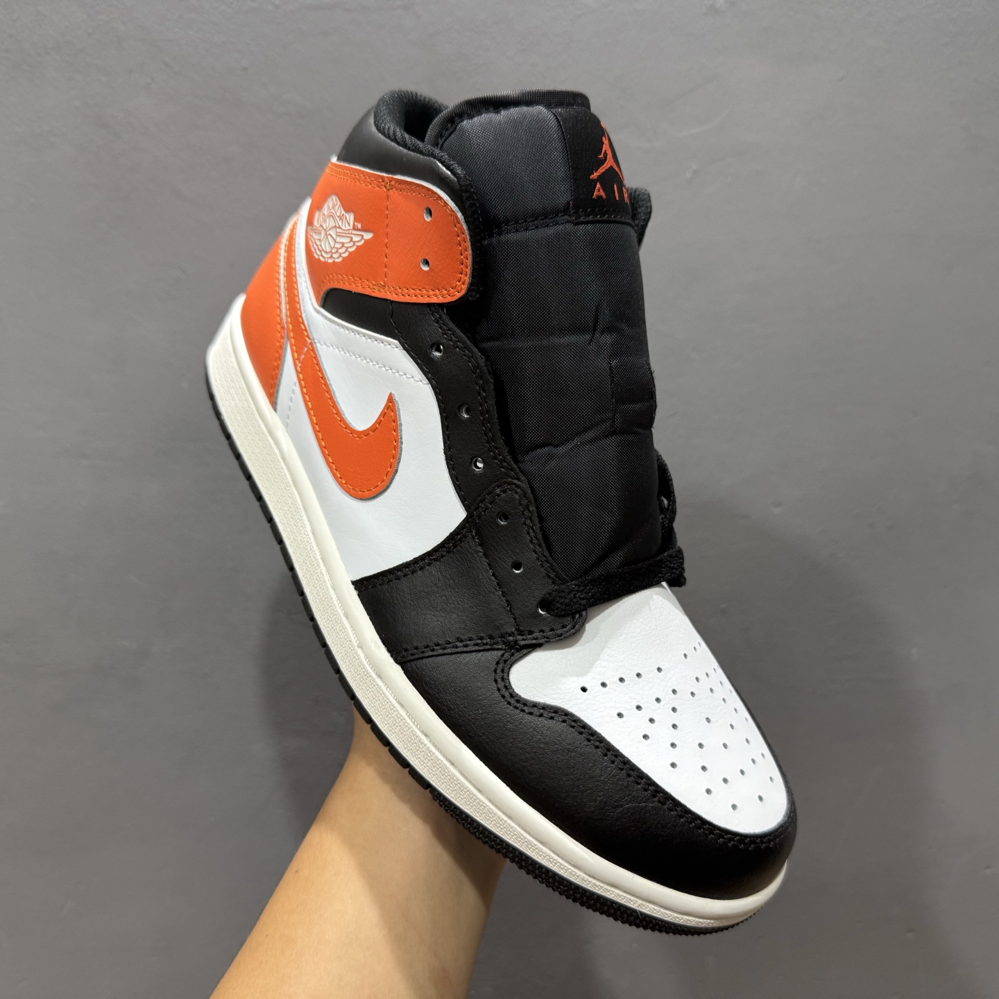 原装裸鞋级 市面最高工艺产物 Air Jordan 1 Mid黑白橙 DO8426-801