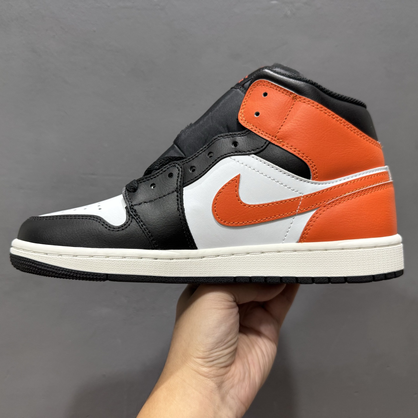 原装裸鞋级 市面最高工艺产物 Air Jordan 1 Mid黑白橙 DO8426-801