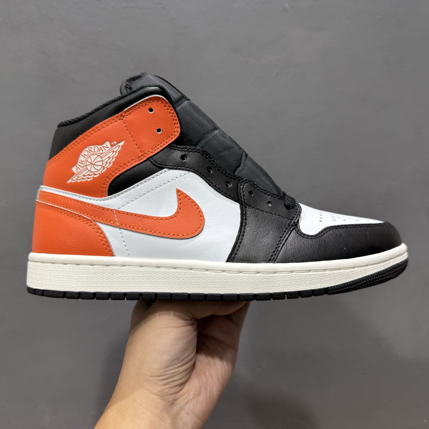 原装裸鞋级 市面最高工艺产物 Air Jordan 1 Mid黑白橙 DO8426-801
