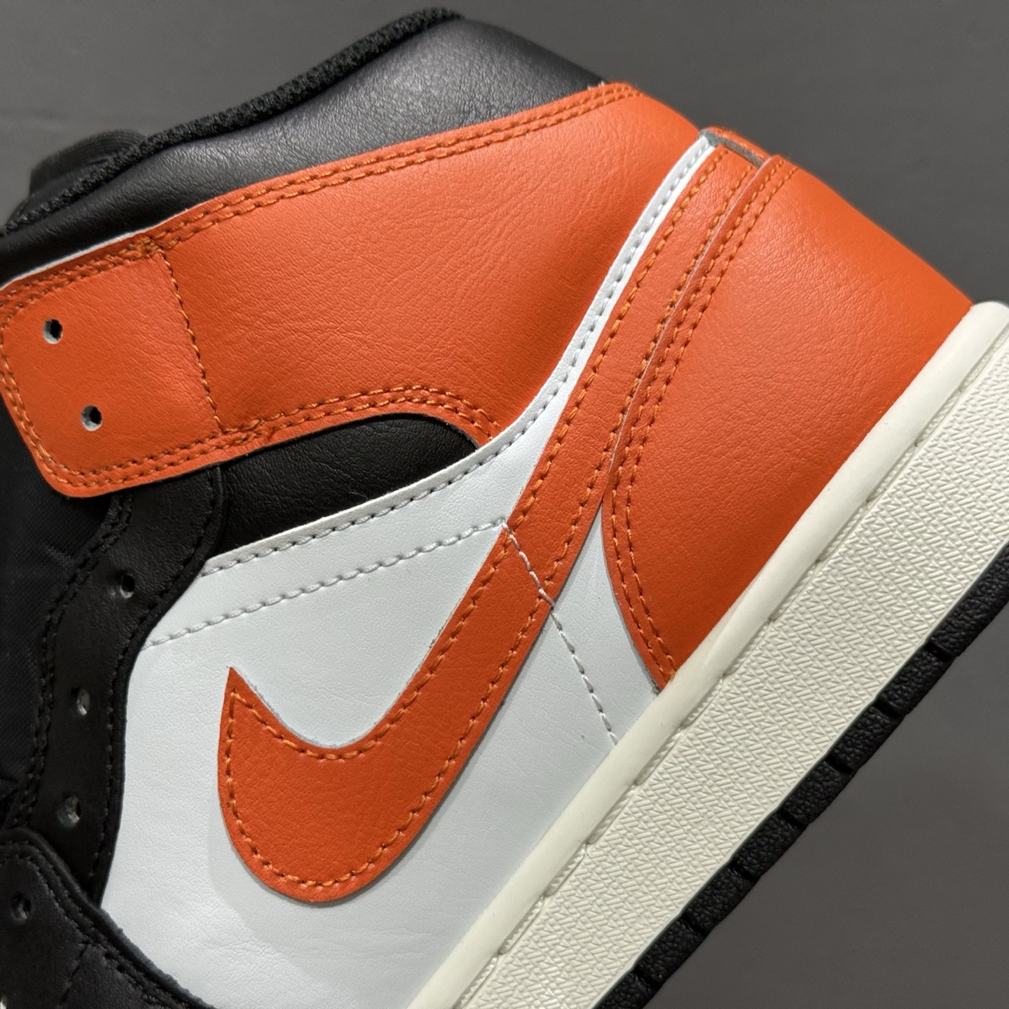 原装裸鞋级 市面最高工艺产物 Air Jordan 1 Mid黑白橙 DO8426-801