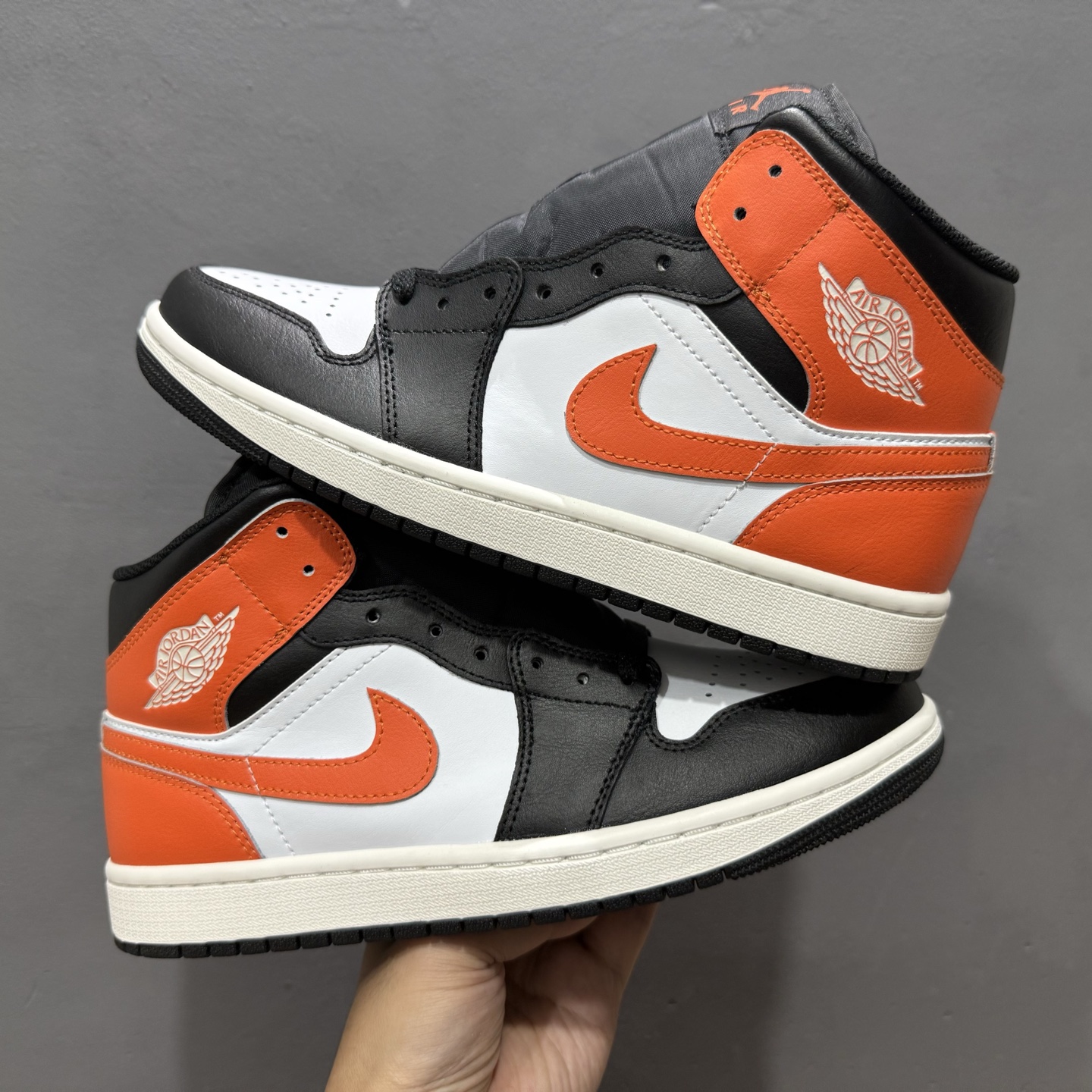 原装裸鞋级 市面最高工艺产物 Air Jordan 1 Mid黑白橙 DO8426-801