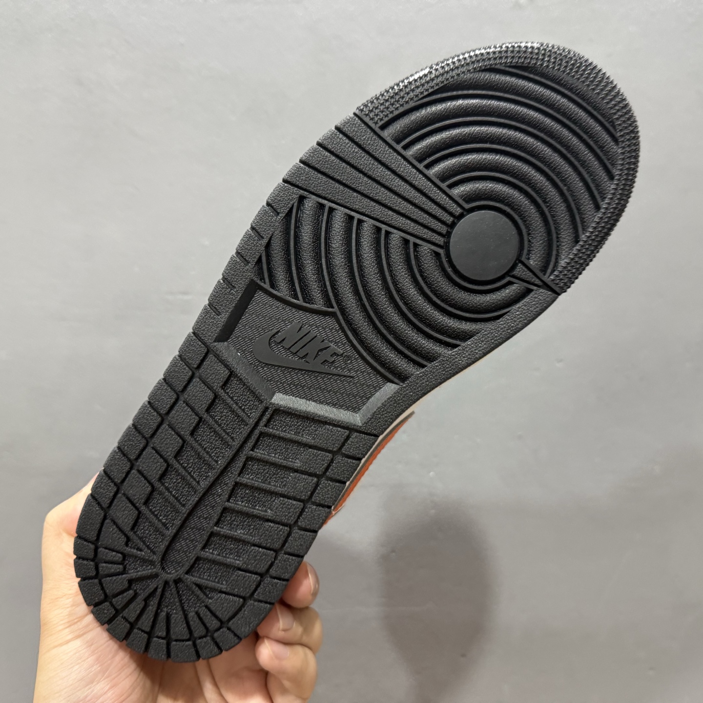 原装裸鞋级 市面最高工艺产物 Air Jordan 1 Mid黑白橙 DO8426-801