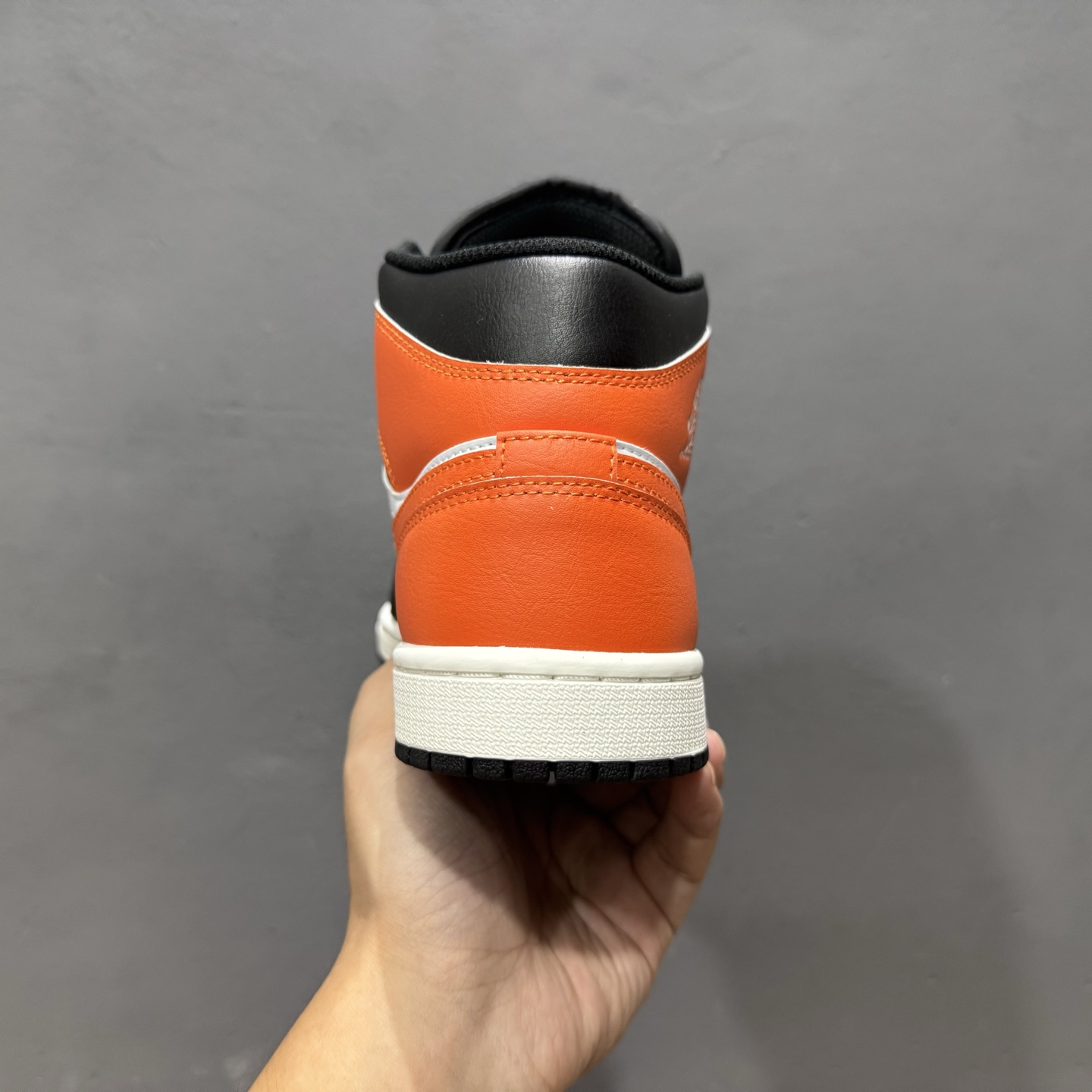 原装裸鞋级 市面最高工艺产物 Air Jordan 1 Mid黑白橙 DO8426-801