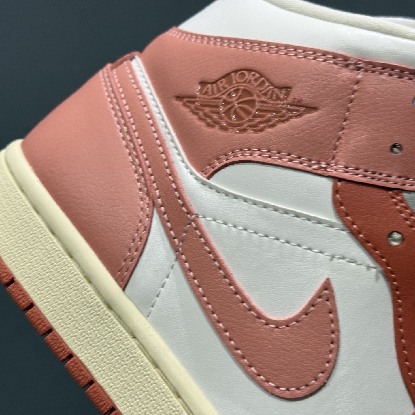 原装裸鞋级 市面最高工艺产物 Air Jordan 1 Mid白粉 BQ6472-180 原装裸鞋级 市面最高工艺产物 Air Jordan 1 Mid白粉 BQ6472-180
