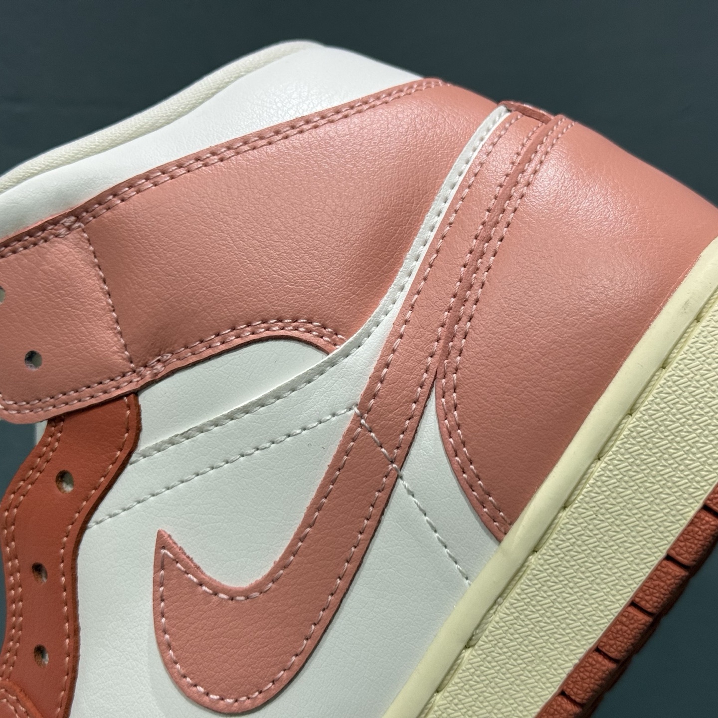 原装裸鞋级 市面最高工艺产物 Air Jordan 1 Mid白粉 BQ6472-180 原装裸鞋级 市面最高工艺产物 Air Jordan 1 Mid白粉 BQ6472-180