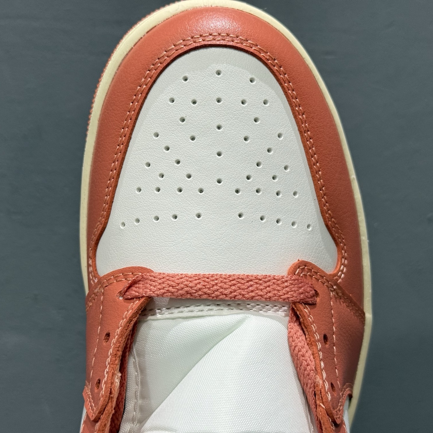 原装裸鞋级 市面最高工艺产物 Air Jordan 1 Mid白粉 BQ6472-180 原装裸鞋级 市面最高工艺产物 Air Jordan 1 Mid白粉 BQ6472-180