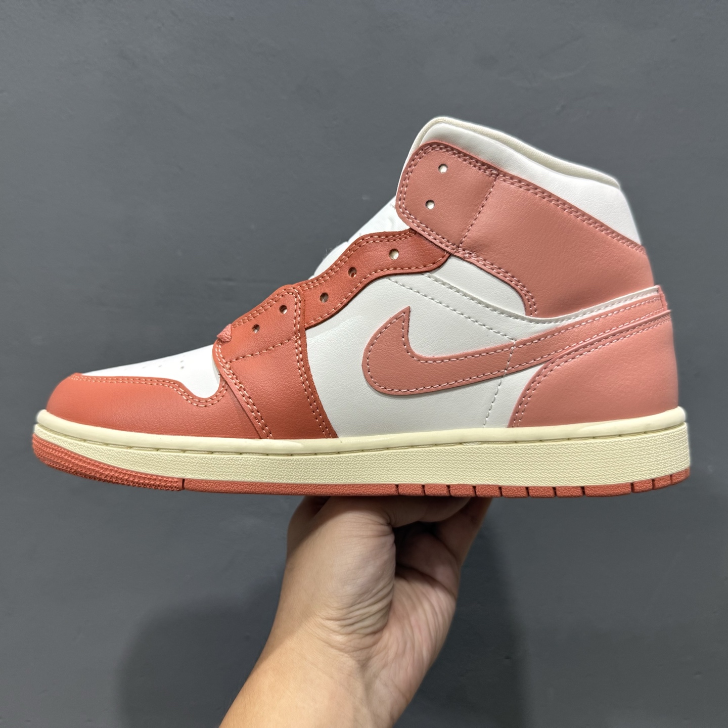 原装裸鞋级 市面最高工艺产物 Air Jordan 1 Mid白粉 BQ6472-180 原装裸鞋级 市面最高工艺产物 Air Jordan 1 Mid白粉 BQ6472-180