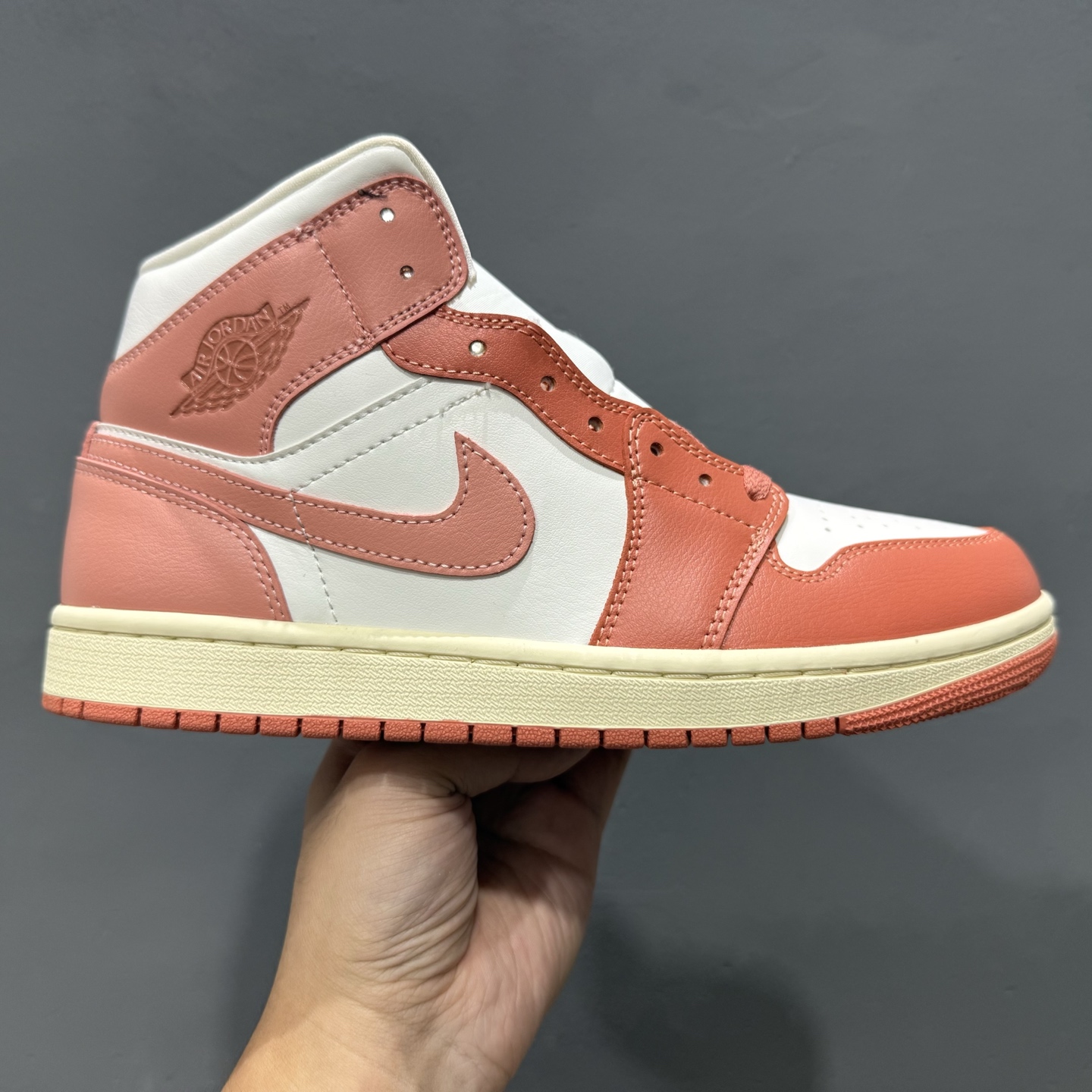 原装裸鞋级 市面最高工艺产物 Air Jordan 1 Mid白粉 BQ6472-180 原装裸鞋级 市面最高工艺产物 Air Jordan 1 Mid白粉 BQ6472-180
