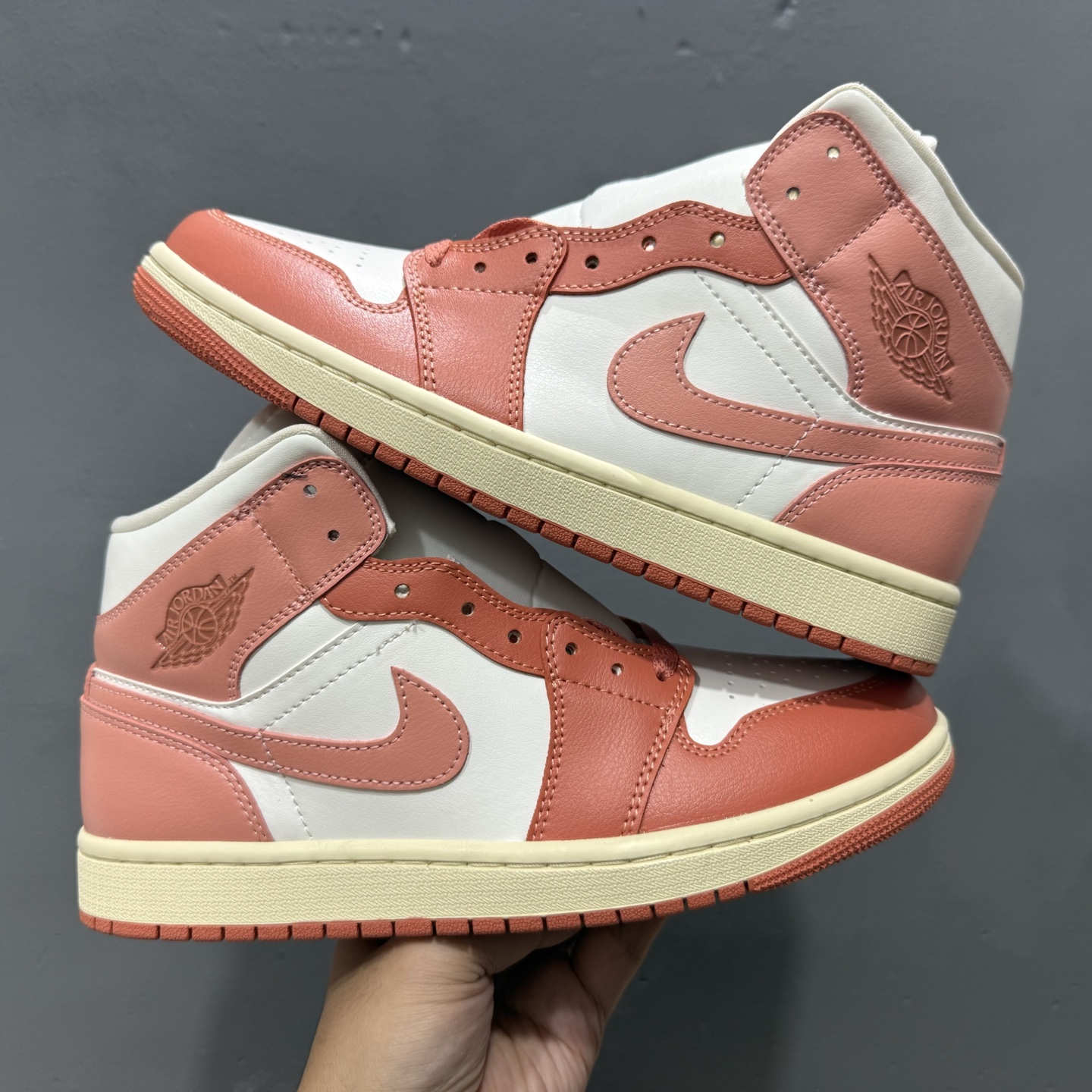 原装裸鞋级 市面最高工艺产物 Air Jordan 1 Mid白粉 BQ6472-180 原装裸鞋级 市面最高工艺产物 Air Jordan 1 Mid白粉 BQ6472-180
