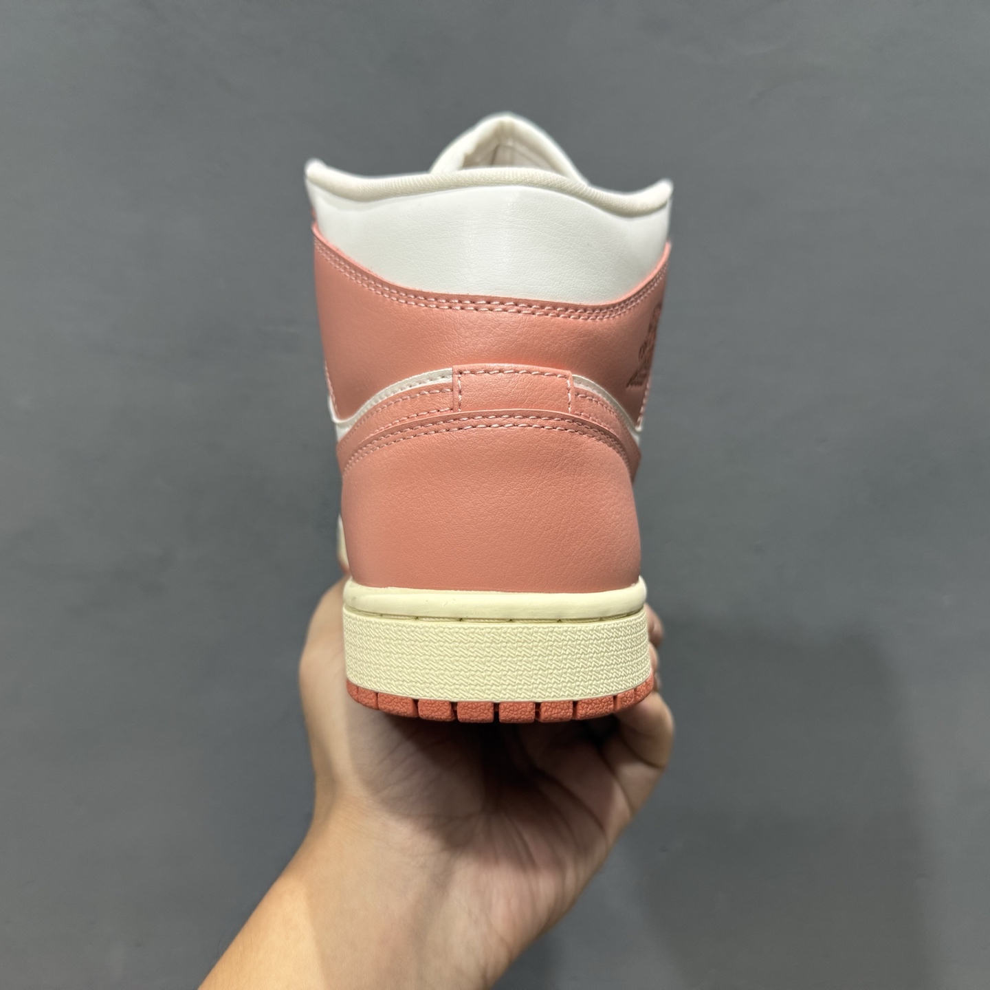 原装裸鞋级 市面最高工艺产物 Air Jordan 1 Mid白粉 BQ6472-180 原装裸鞋级 市面最高工艺产物 Air Jordan 1 Mid白粉 BQ6472-180