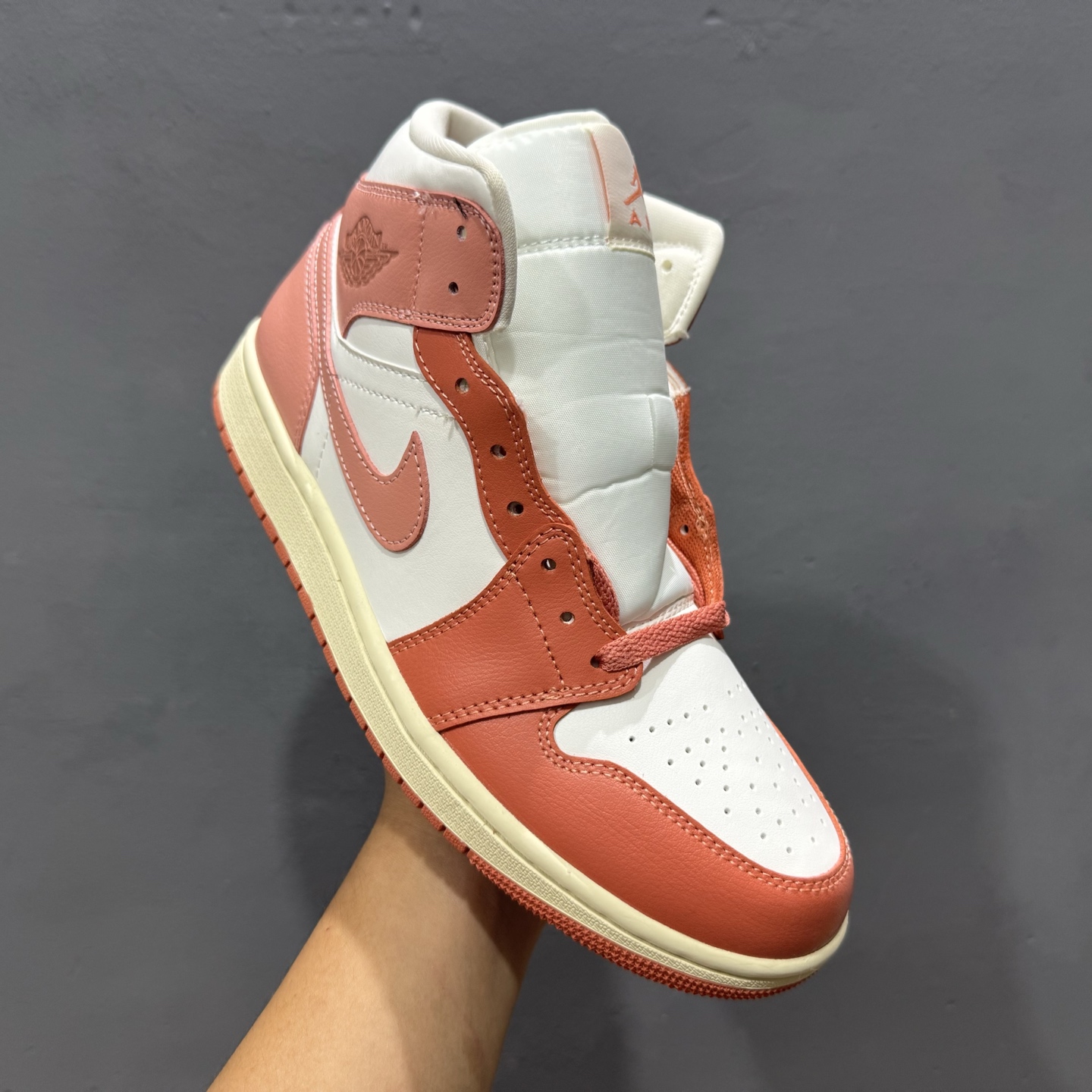 原装裸鞋级 市面最高工艺产物 Air Jordan 1 Mid白粉 BQ6472-180 原装裸鞋级 市面最高工艺产物 Air Jordan 1 Mid白粉 BQ6472-180