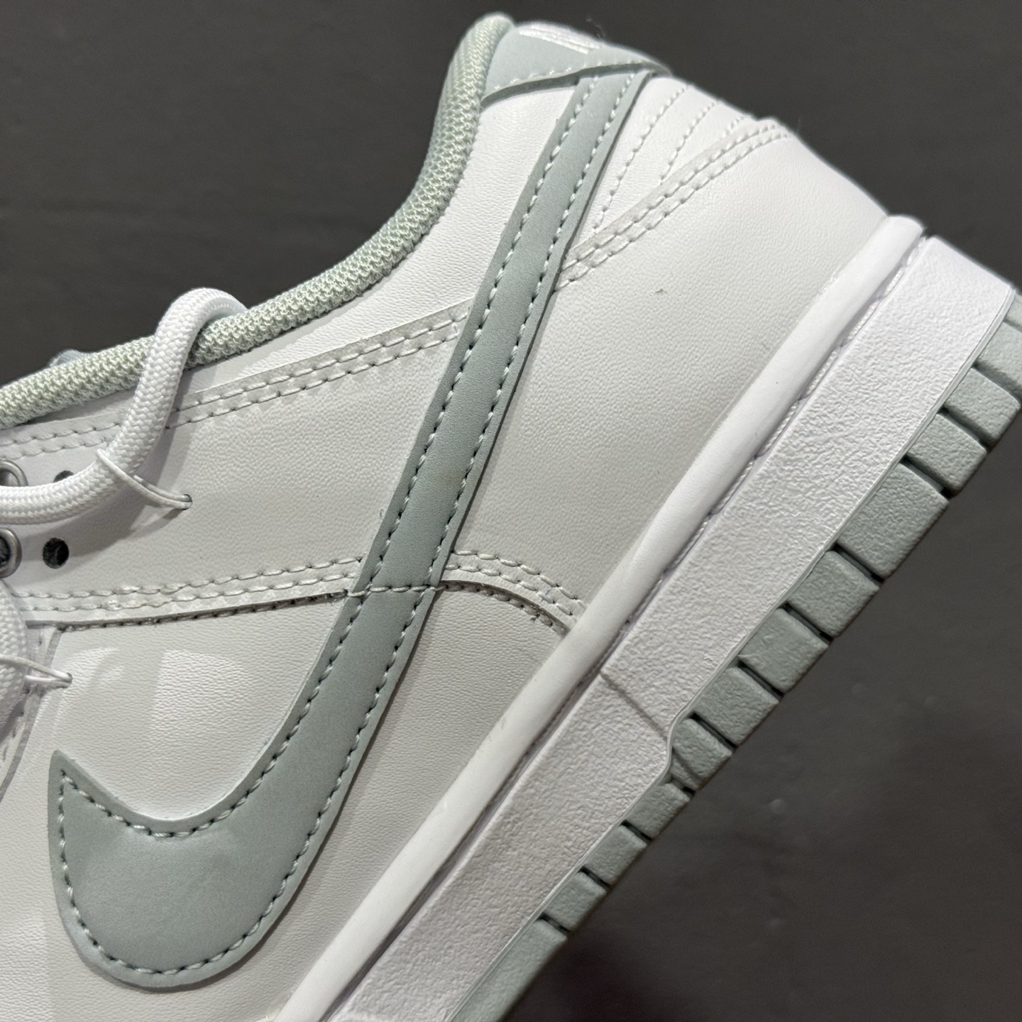 Nike Dunk Low 星郎 此款以低饱和灰度叠搭塑造高级层次感 WB0528-101