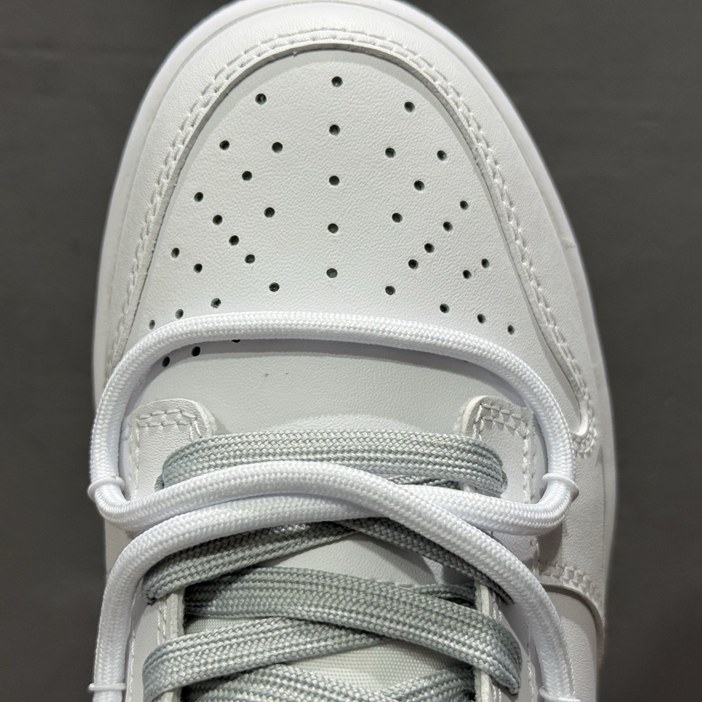 Nike Dunk Low 星郎 此款以低饱和灰度叠搭塑造高级层次感 WB0528-101