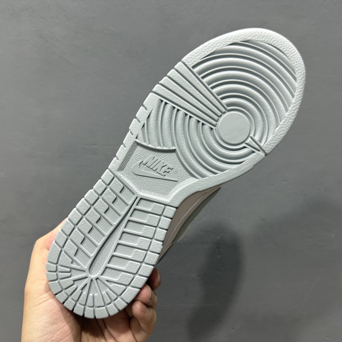 Nike Dunk Low 星郎 此款以低饱和灰度叠搭塑造高级层次感 WB0528-101