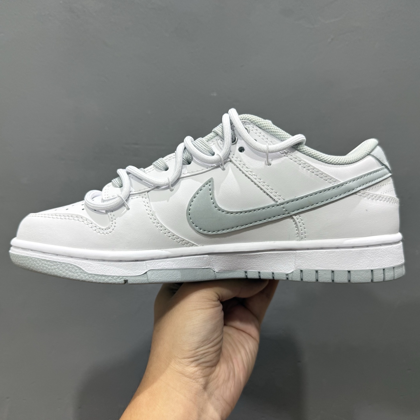 Nike Dunk Low 星郎 此款以低饱和灰度叠搭塑造高级层次感 WB0528-101
