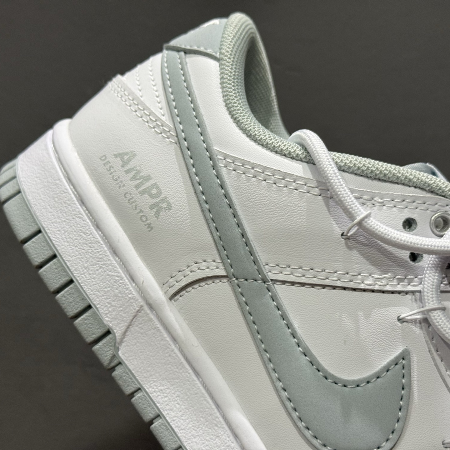 Nike Dunk Low 星郎 此款以低饱和灰度叠搭塑造高级层次感 WB0528-101