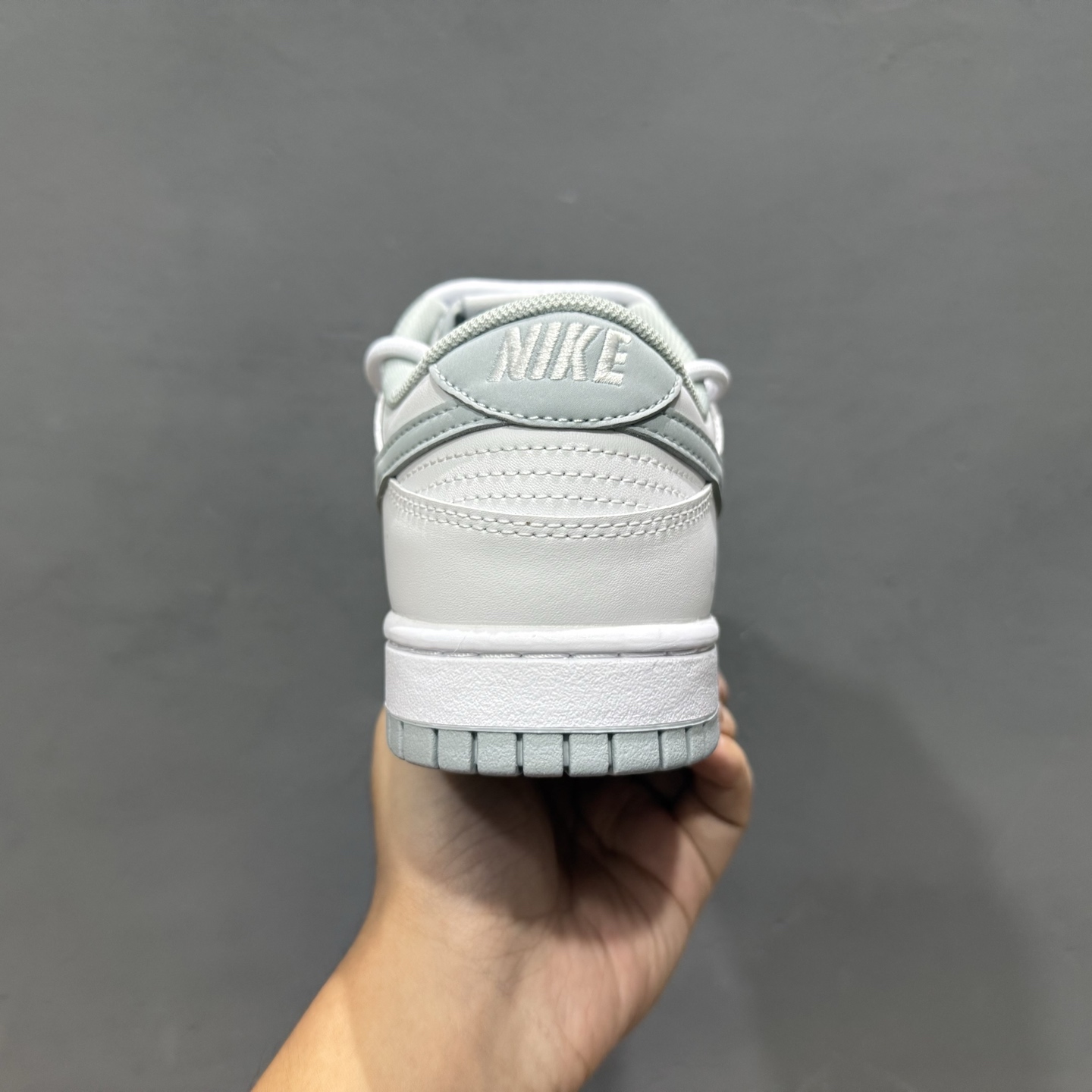 Nike Dunk Low 星郎 此款以低饱和灰度叠搭塑造高级层次感 WB0528-101
