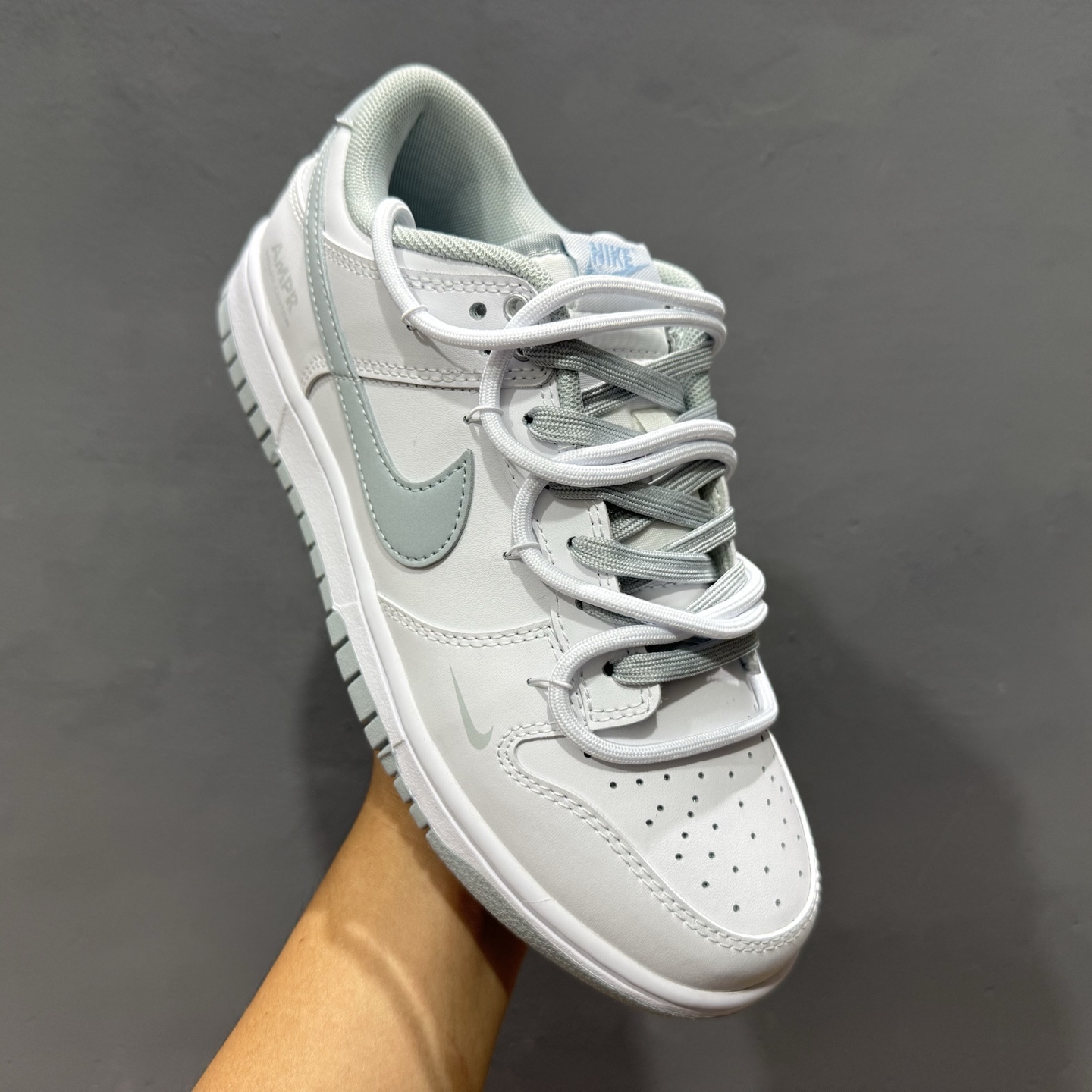 Nike Dunk Low 星郎 此款以低饱和灰度叠搭塑造高级层次感 WB0528-101