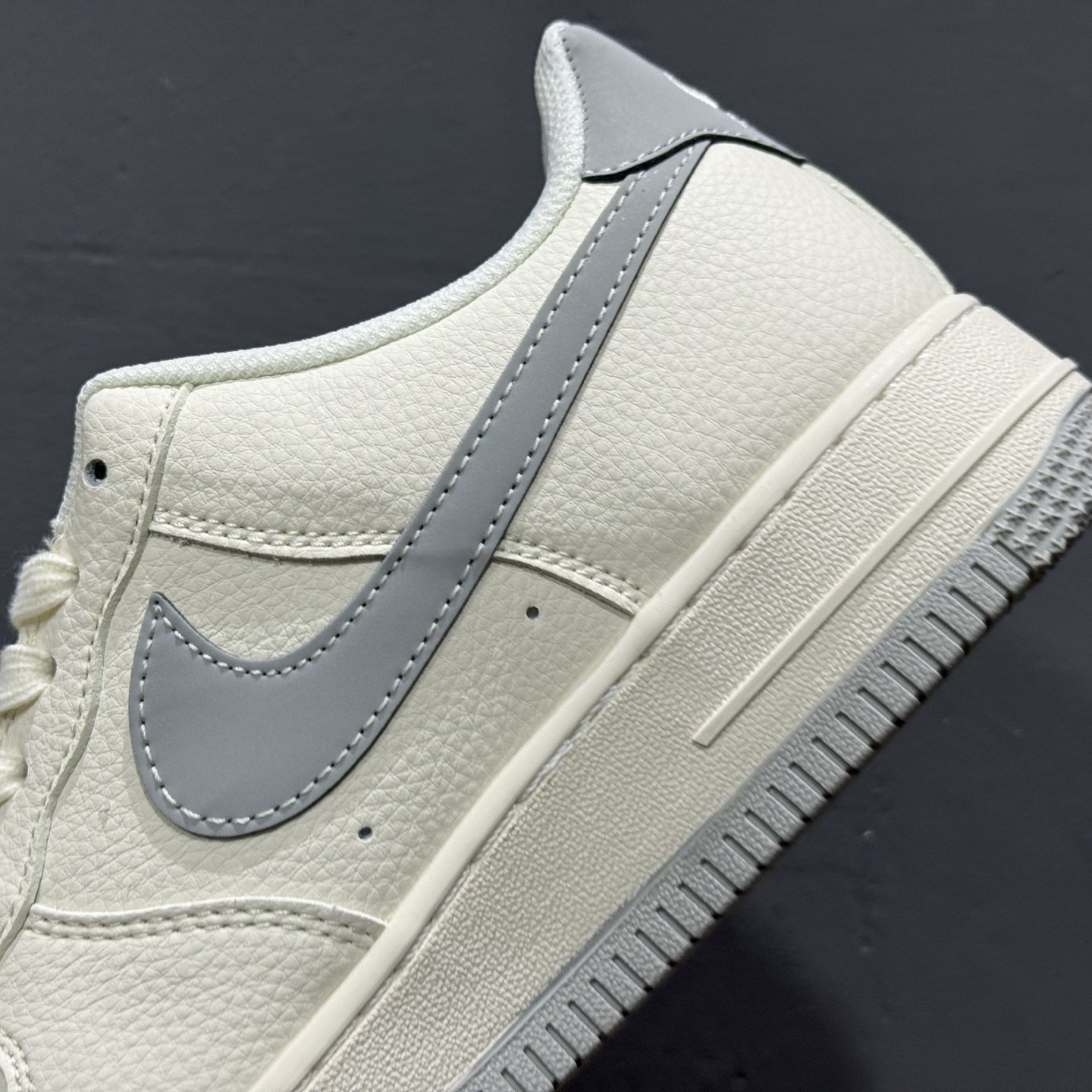 Nike Air Force 1'07 Low 古驰联名 鬼脸米灰 空军一号 低帮休闲板鞋 QW5836-024-莆田鞋,莆田鞋货源,高仿鞋,高仿鞋货源,安福档口,莆田高仿鞋,莆田鞋批发,高仿鞋批发,莆田高仿运动鞋,高仿运动鞋,莆田运动鞋 Nike Air Force 1'07 Low 古驰联名 鬼脸米灰 空军一号 低帮休闲板鞋 QW5836-024