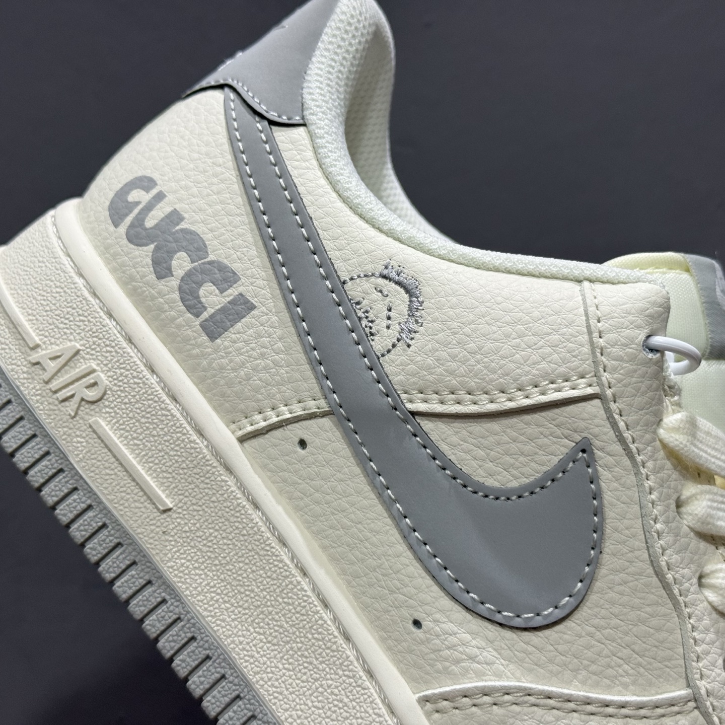 Nike Air Force 1'07 Low 古驰联名 鬼脸米灰 空军一号 低帮休闲板鞋 QW5836-024-莆田鞋,莆田鞋货源,高仿鞋,高仿鞋货源,安福档口,莆田高仿鞋,莆田鞋批发,高仿鞋批发,莆田高仿运动鞋,高仿运动鞋,莆田运动鞋 Nike Air Force 1'07 Low 古驰联名 鬼脸米灰 空军一号 低帮休闲板鞋 QW5836-024