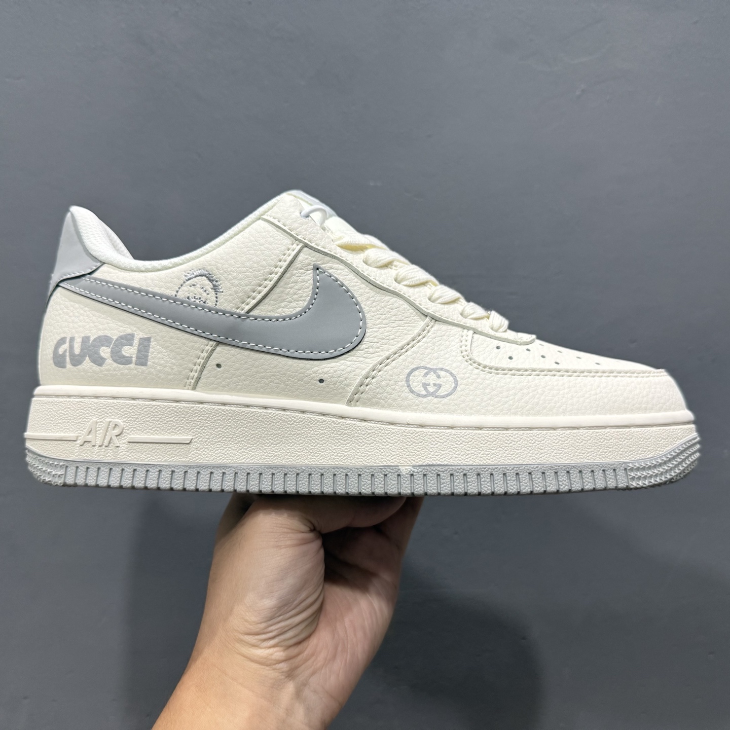 Nike Air Force 1’07 Low 古驰联名 鬼脸米灰 空军一号 低帮休闲板鞋 QW5836-024 Nike Air Force 1’07 Low 古驰联名 鬼脸米灰 空军一号 低帮休闲板鞋 QW5836-024