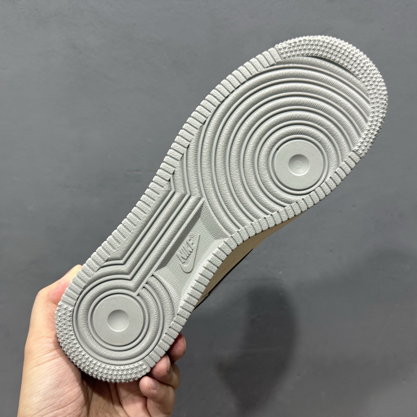 Nike Air Force 1'07 Low 古驰联名 鬼脸米灰 空军一号 低帮休闲板鞋 QW5836-024-莆田鞋,莆田鞋货源,高仿鞋,高仿鞋货源,安福档口,莆田高仿鞋,莆田鞋批发,高仿鞋批发,莆田高仿运动鞋,高仿运动鞋,莆田运动鞋 Nike Air Force 1'07 Low 古驰联名 鬼脸米灰 空军一号 低帮休闲板鞋 QW5836-024